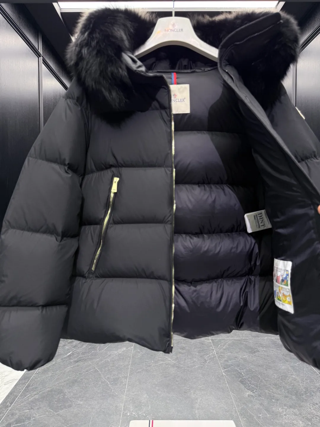 P1040 Premium down ⬆️Moncler Laichefur hooded short down jacket. Duck down filling. Oversized fur collar. Original replacement fabrics ➕Original matching hardware. The tag bar code is complete and consistent with the official website. The tag has built-in NFC electronic sensor anti-counterfeiting. Supports multiple anti-counterfeiting verifications. The Laichefur women's short down jacket is classic and elegant, with a detachable wool collar.  Product Details: The Laichefur Down Jacket is designed to be both feminine and practical for all-day wear. Features a hood in brushed polyester with an elegant matte finish. Paired with a detachable fleece collar, it provides warmth and protection in different environments.  Details: •Made from brushed polyester •Longue saison lining •Down filling •Hood •Removable fleece collar •Zip closure •Zip pockets Size: 1-4 Black/Off White