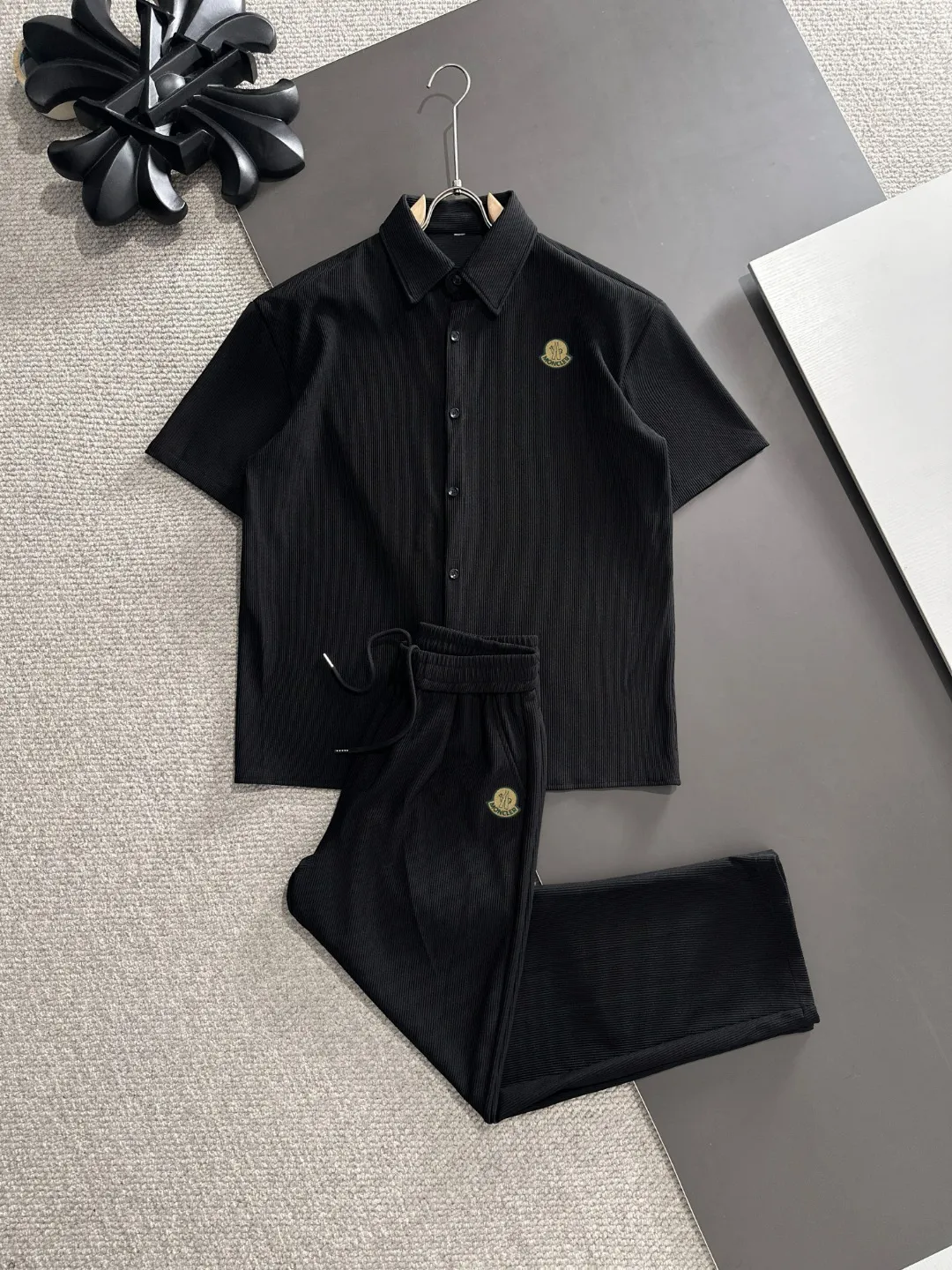 Next day shipping P520 MONCLER/Mongolian high quality 2025 spring and summer new casual heavy industry trousers suit exclusively developed by yb! High quality production! Imported custom-made fabrics for foreign orders, with high breathability and comfort, impeccable details, brand element design concept, delicate and soft feel! It presents a casual cut and the upper body shape is great! On sale simultaneously on the official website! From a high-end men's positioning brand, the low-key luxury taste is irresistible! Exquisite workmanship and impeccable quality! The overall style is simple, fashionable and timeless, fully meeting the requirements of stylish and tasteful dressing! Size: M-XXXL