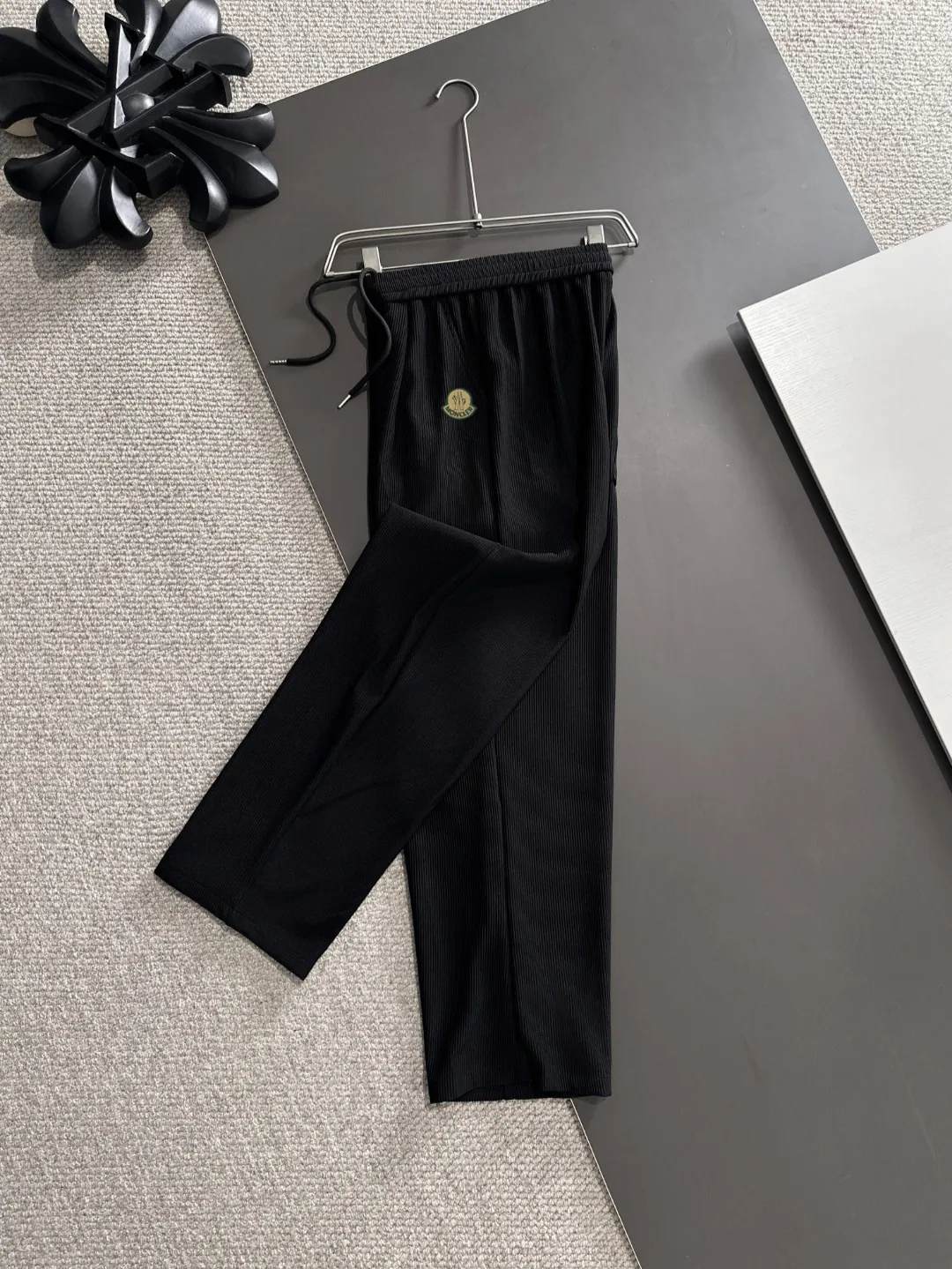 Next day shipping P520 MONCLER/Mongolian high quality 2025 spring and summer new casual heavy industry trousers suit exclusively developed by yb! High quality production! Imported custom-made fabrics for foreign orders, with high breathability and comfort, impeccable details, brand element design concept, delicate and soft feel! It presents a casual cut and the upper body shape is great! On sale simultaneously on the official website! From a high-end men's positioning brand, the low-key luxury taste is irresistible! Exquisite workmanship and impeccable quality! The overall style is simple, fashionable and timeless, fully meeting the requirements of stylish and tasteful dressing! Size: M-XXXL
