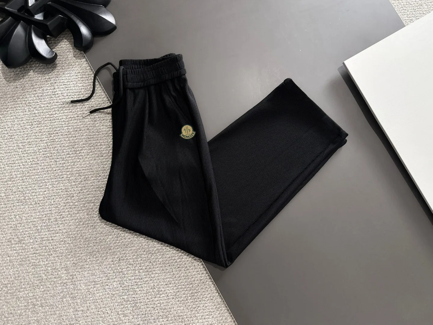 Next day shipping P520 MONCLER/Mongolian high quality 2025 spring and summer new casual heavy industry trousers suit exclusively developed by yb! High quality production! Imported custom-made fabrics for foreign orders, with high breathability and comfort, impeccable details, brand element design concept, delicate and soft feel! It presents a casual cut and the upper body shape is great! On sale simultaneously on the official website! From a high-end men's positioning brand, the low-key luxury taste is irresistible! Exquisite workmanship and impeccable quality! The overall style is simple, fashionable and timeless, fully meeting the requirements of stylish and tasteful dressing! Size: M-XXXL