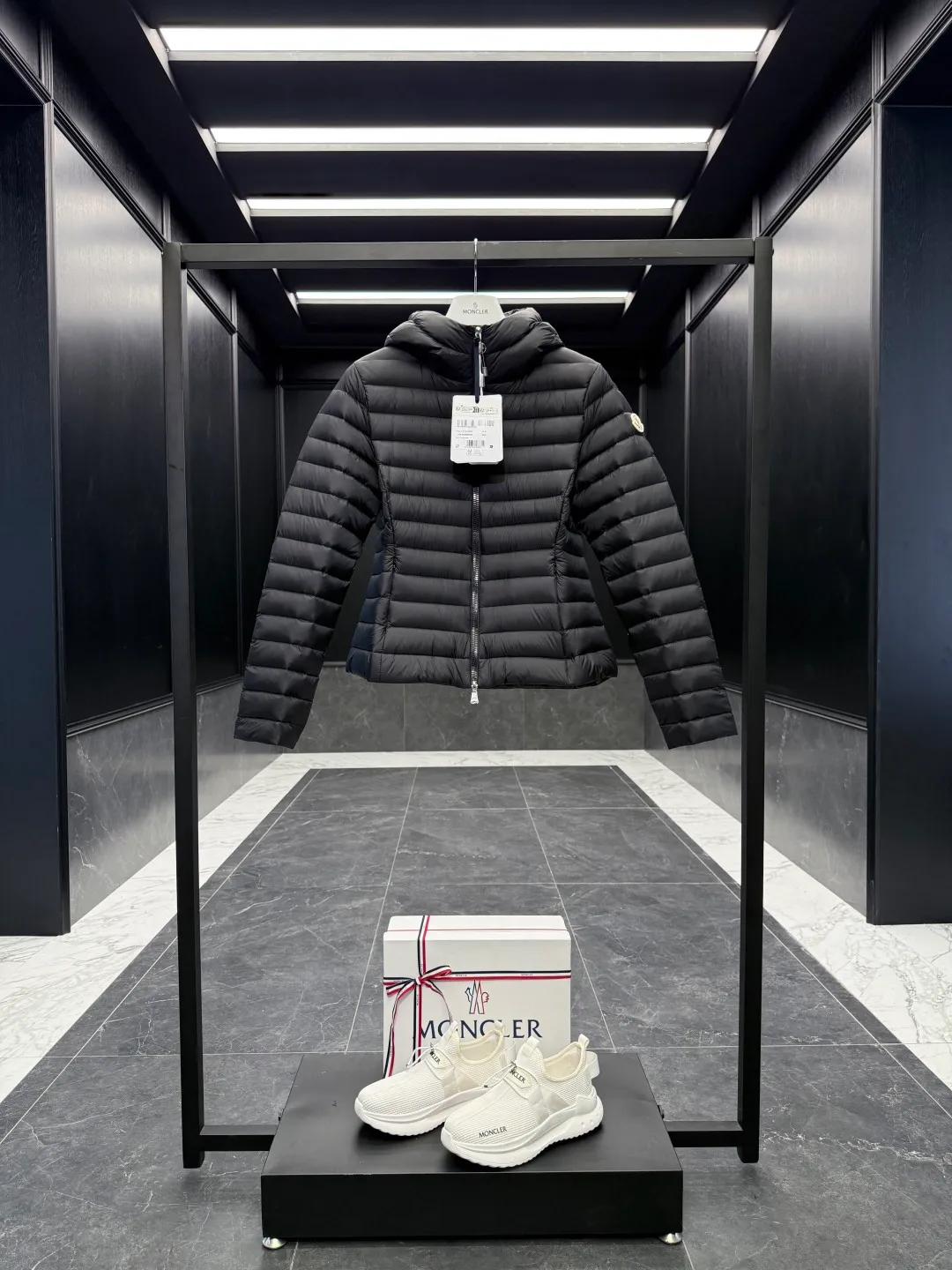 P720 Premium down ⬆️Moncler. New Ige hooded short down jacket for women. Ige hooded short down jacket. The Ige down jacket is made of longue saison fabric and is suitable for mild weather. This nylon fabric is warm without being bulky. Designed in a cropped silhouette, it features a classic hooded silhouette and a cinched waist for a smooth, feminine look. It is recommended to choose one size up.  • Made of longuesaison fabric • Longuesaison lining • Filled with down • Hood • Zip closure • Zip pocket Size: 1-4 Ivory/Black