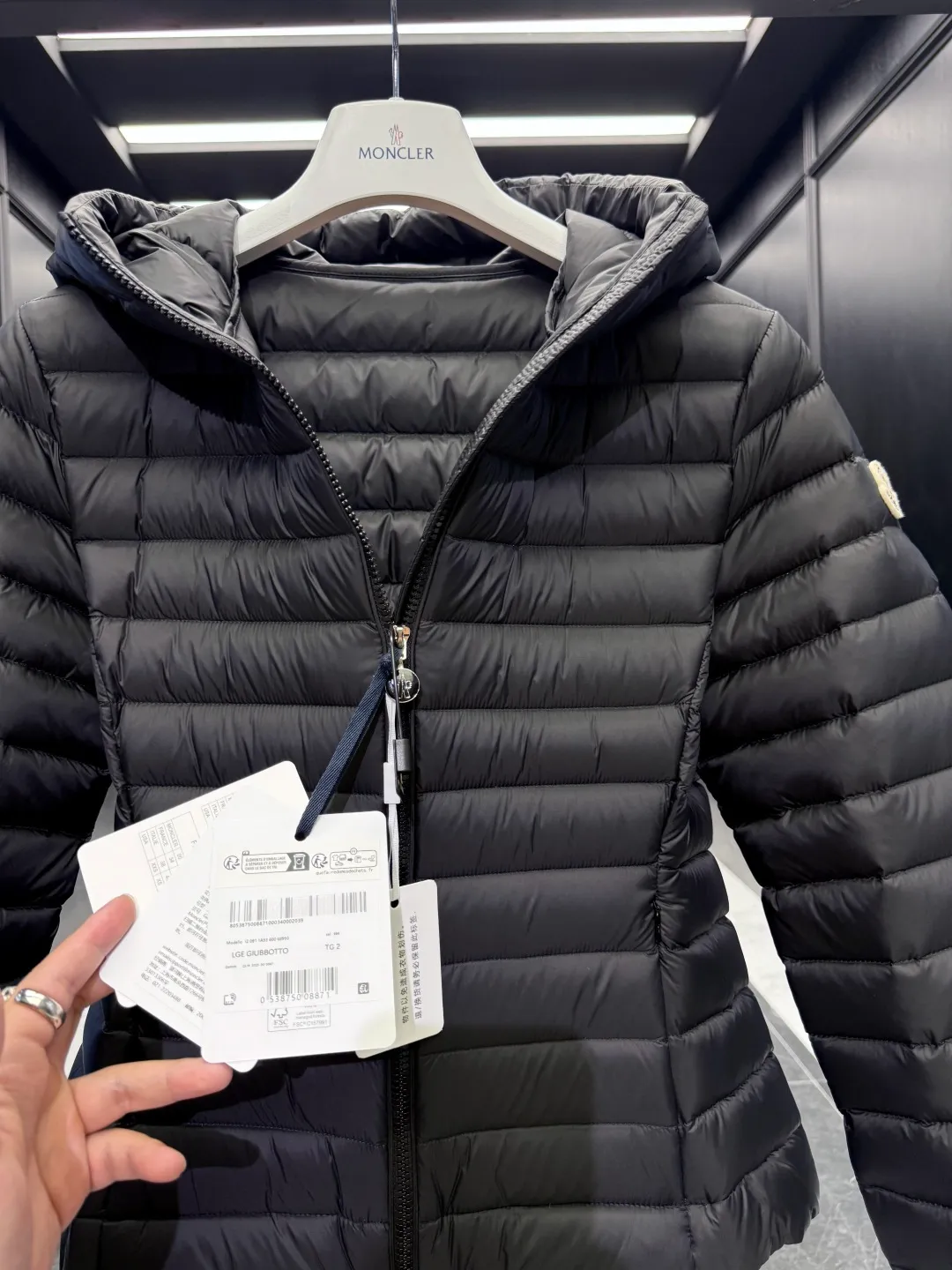 P720 Premium down ⬆️Moncler. New Ige hooded short down jacket for women. Ige hooded short down jacket. The Ige down jacket is made of longue saison fabric and is suitable for mild weather. This nylon fabric is warm without being bulky. Designed in a cropped silhouette, it features a classic hooded silhouette and a cinched waist for a smooth, feminine look. It is recommended to choose one size up.  • Made of longuesaison fabric • Longuesaison lining • Filled with down • Hood • Zip closure • Zip pocket Size: 1-4 Ivory/Black