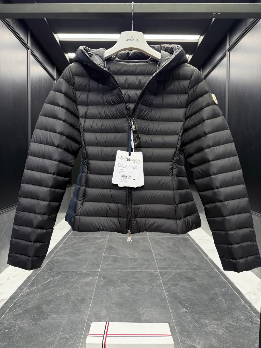 P720 Premium down ⬆️Moncler. New Ige hooded short down jacket for women. Ige hooded short down jacket. The Ige down jacket is made of longue saison fabric and is suitable for mild weather. This nylon fabric is warm without being bulky. Designed in a cropped silhouette, it features a classic hooded silhouette and a cinched waist for a smooth, feminine look. It is recommended to choose one size up.  • Made of longuesaison fabric • Longuesaison lining • Filled with down • Hood • Zip closure • Zip pocket Size: 1-4 Ivory/Black