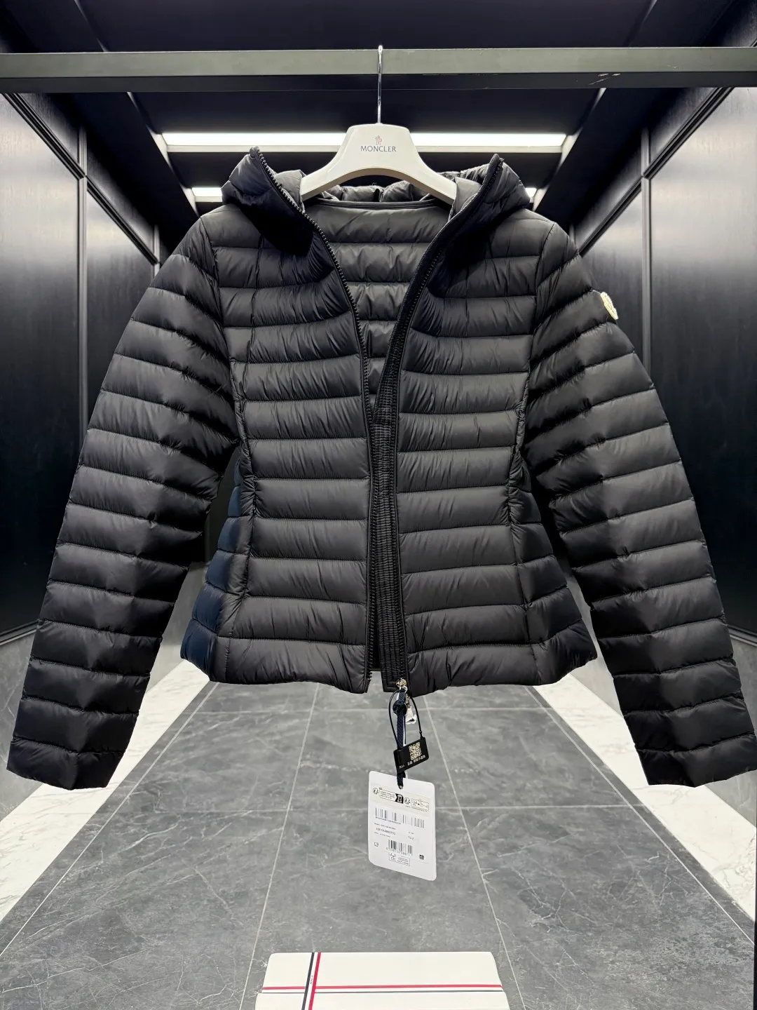 P720 Premium down ⬆️Moncler. New Ige hooded short down jacket for women. Ige hooded short down jacket. The Ige down jacket is made of longue saison fabric and is suitable for mild weather. This nylon fabric is warm without being bulky. Designed in a cropped silhouette, it features a classic hooded silhouette and a cinched waist for a smooth, feminine look. It is recommended to choose one size up.  • Made of longuesaison fabric • Longuesaison lining • Filled with down • Hood • Zip closure • Zip pocket Size: 1-4 Ivory/Black