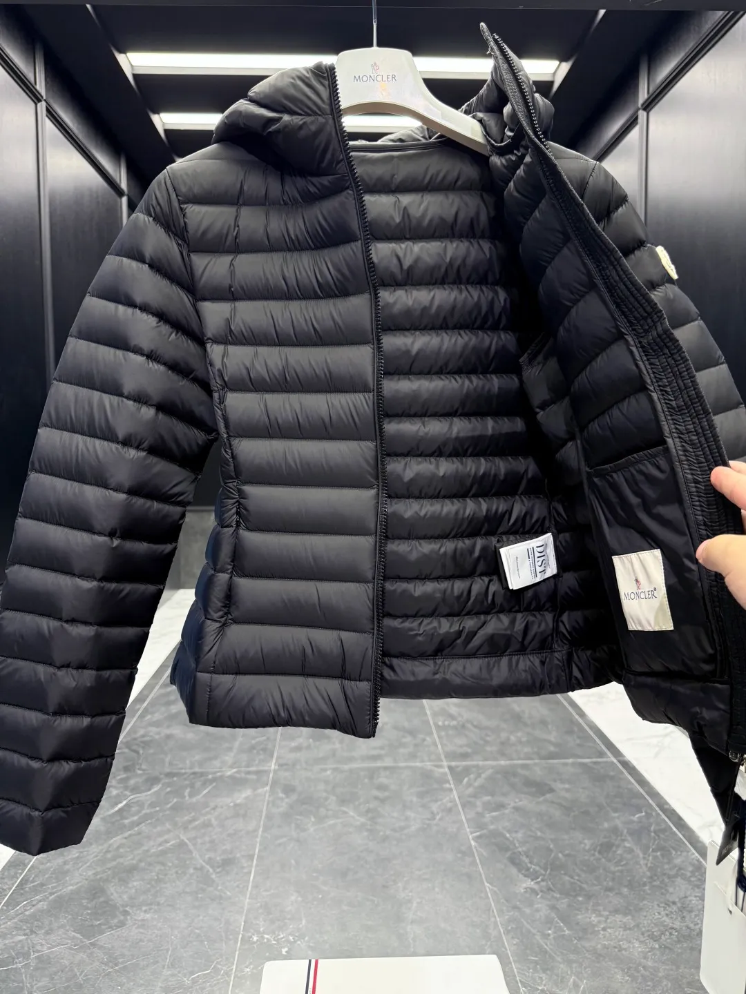 P720 Premium down ⬆️Moncler. New Ige hooded short down jacket for women. Ige hooded short down jacket. The Ige down jacket is made of longue saison fabric and is suitable for mild weather. This nylon fabric is warm without being bulky. Designed in a cropped silhouette, it features a classic hooded silhouette and a cinched waist for a smooth, feminine look. It is recommended to choose one size up.  • Made of longuesaison fabric • Longuesaison lining • Filled with down • Hood • Zip closure • Zip pocket Size: 1-4 Ivory/Black