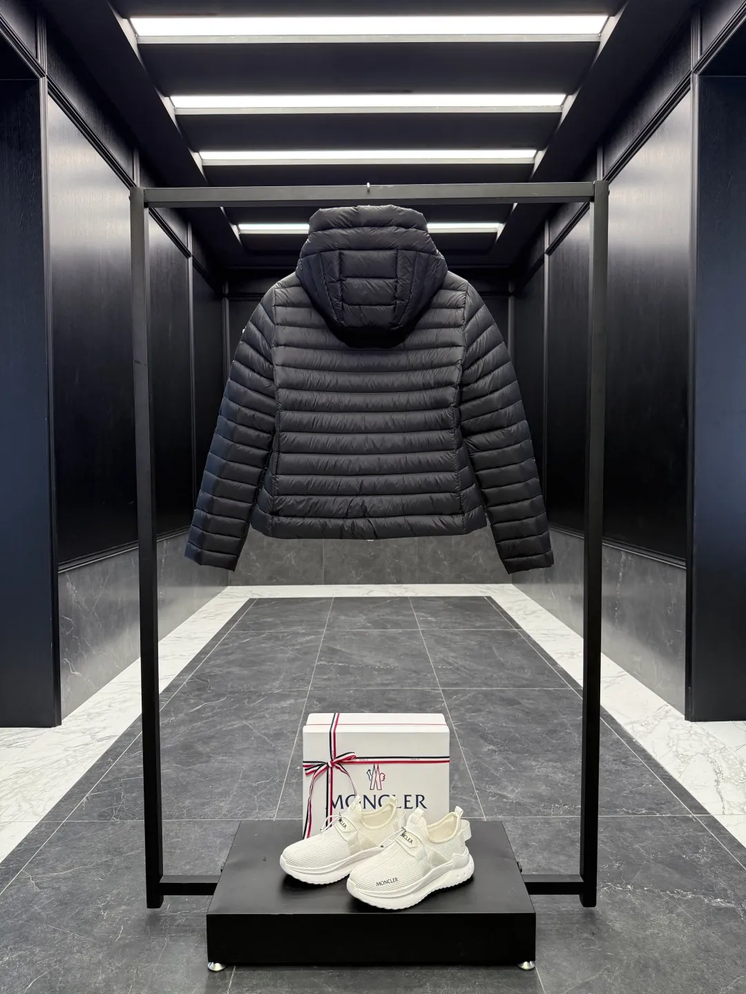 P720 Premium down ⬆️Moncler. New Ige hooded short down jacket for women. Ige hooded short down jacket. The Ige down jacket is made of longue saison fabric and is suitable for mild weather. This nylon fabric is warm without being bulky. Designed in a cropped silhouette, it features a classic hooded silhouette and a cinched waist for a smooth, feminine look. It is recommended to choose one size up.  • Made of longuesaison fabric • Longuesaison lining • Filled with down • Hood • Zip closure • Zip pocket Size: 1-4 Ivory/Black