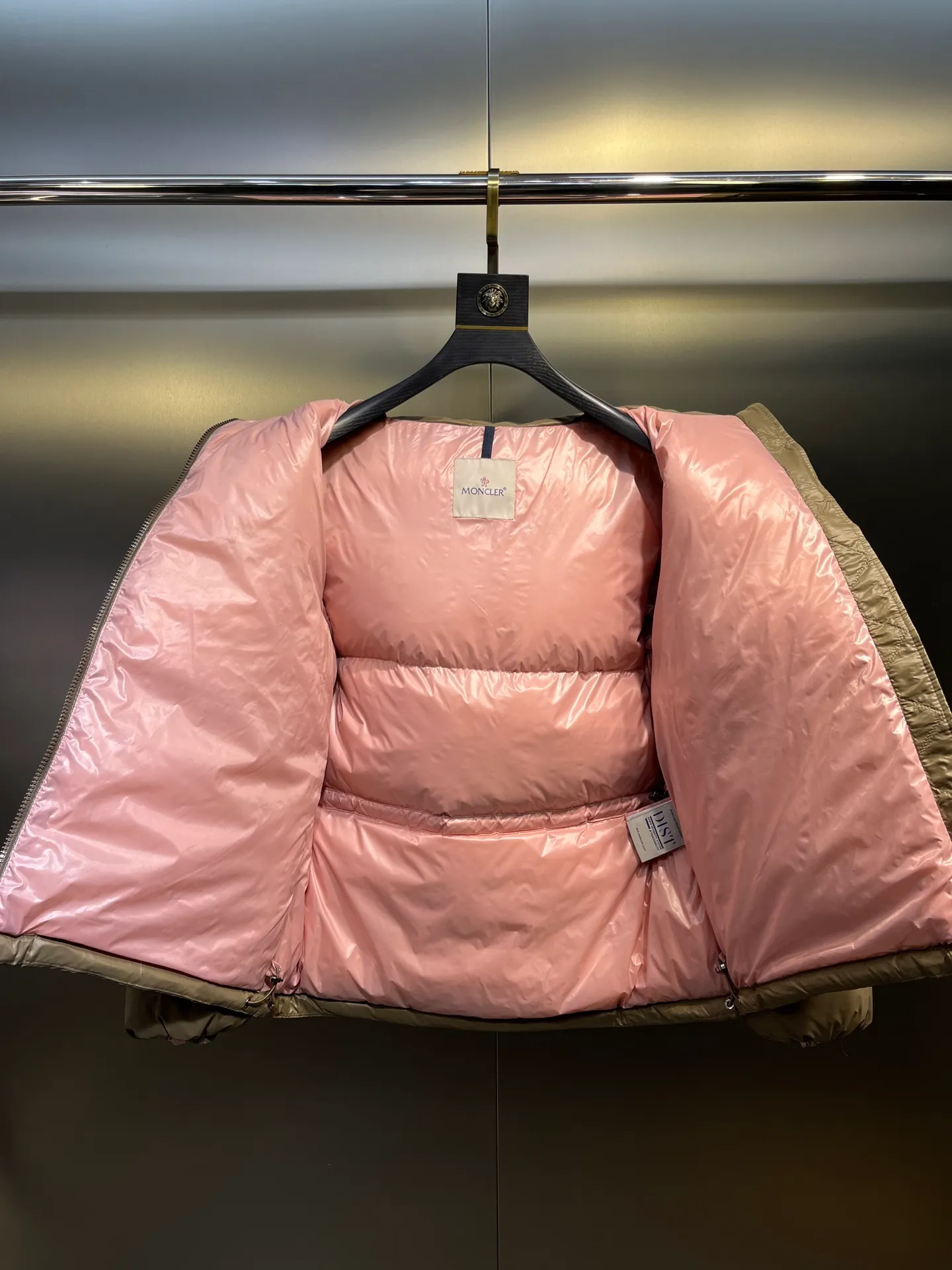 P760 moncler 🌟Moncler FW25 Abbaye short down jacket The Abbaye short jacket is made of iconic patented nylon, highlighting the fashion essence of Moncler. Featuring rectangular quilting and a contrasting lining that refreshes the removable hood. Terry knit logo embroidery adds a unique touch, making the garment instantly recognizable. Material process analysis: 1️⃣Original Nfc inductive anti-counterfeiting chip 2️⃣National standard 95% European standard pure white goose down, exclusive use of top down on the market 3️⃣Fabric: 100% nylon; Lining: 100% nylon, one of the best on the market, everything is customized according to the original version. 4⃣️The electroplated hardware is produced by the original processing factory, all customized by the original factory, and is not a replica of various types on the market. 5⃣️Produced by a certain Lang factory, it has always been unambiguous in terms of quality. Everyone knows about the workmanship, QA and Qc quality inspection of the workers when shipping from large factories. It is not comparable to small factories in the market. Mouth-mounted down jackets, let’s not brag, there is almost no one that can do better than us! Make an original product with care, so that every customer has the confidence to introduce it to his customers: This is the top replica version in China. Good products do not need too many soft articles to set off, only junk products will boast: the original ZP uses thousands of words to impress consumers! Although it is an F product, it is not inferior to ZP!  Color: white pink, white black, black, khaki, pink Size: 0123