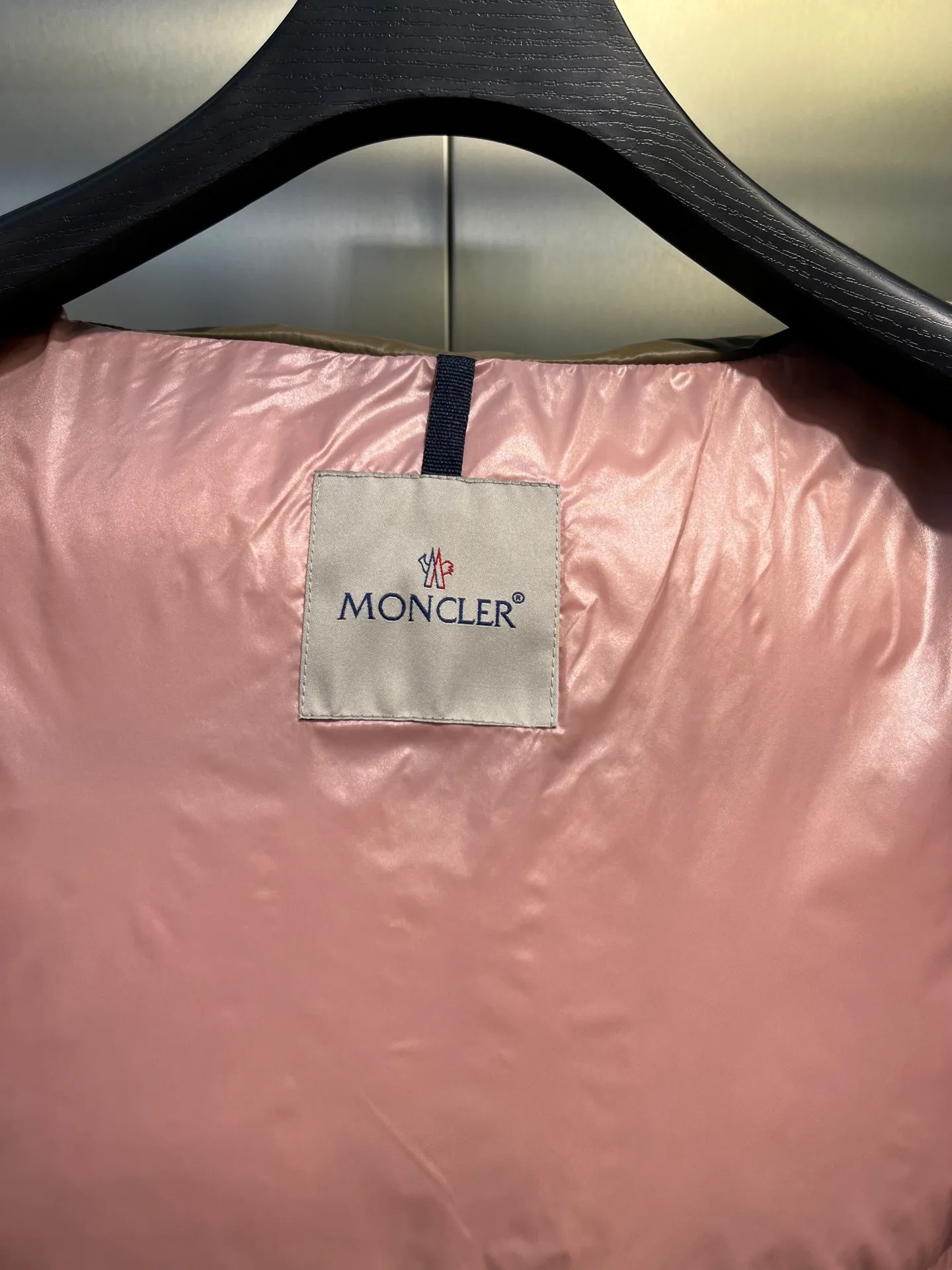 P760 moncler 🌟Moncler FW25 Abbaye short down jacket The Abbaye short jacket is made of iconic patented nylon, highlighting the fashion essence of Moncler. Featuring rectangular quilting and a contrasting lining that refreshes the removable hood. Terry knit logo embroidery adds a unique touch, making the garment instantly recognizable. Material process analysis: 1️⃣Original Nfc inductive anti-counterfeiting chip 2️⃣National standard 95% European standard pure white goose down, exclusive use of top down on the market 3️⃣Fabric: 100% nylon; Lining: 100% nylon, one of the best on the market, everything is customized according to the original version. 4⃣️The electroplated hardware is produced by the original processing factory, all customized by the original factory, and is not a replica of various types on the market. 5⃣️Produced by a certain Lang factory, it has always been unambiguous in terms of quality. Everyone knows about the workmanship, QA and Qc quality inspection of the workers when shipping from large factories. It is not comparable to small factories in the market. Mouth-mounted down jackets, let’s not brag, there is almost no one that can do better than us! Make an original product with care, so that every customer has the confidence to introduce it to his customers: This is the top replica version in China. Good products do not need too many soft articles to set off, only junk products will boast: the original ZP uses thousands of words to impress consumers! Although it is an F product, it is not inferior to ZP!  Color: white pink, white black, black, khaki, pink Size: 0123