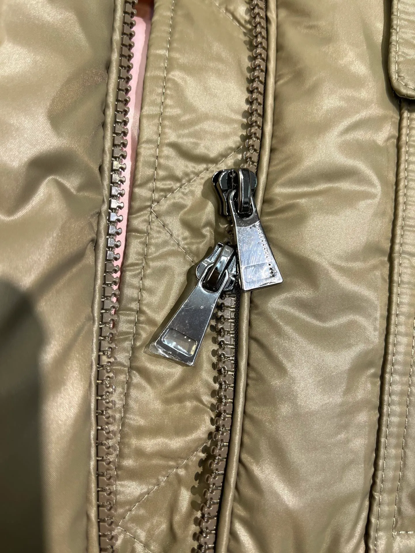 P760 moncler 🌟Moncler FW25 Abbaye short down jacket The Abbaye short jacket is made of iconic patented nylon, highlighting the fashion essence of Moncler. Featuring rectangular quilting and a contrasting lining that refreshes the removable hood. Terry knit logo embroidery adds a unique touch, making the garment instantly recognizable. Material process analysis: 1️⃣Original Nfc inductive anti-counterfeiting chip 2️⃣National standard 95% European standard pure white goose down, exclusive use of top down on the market 3️⃣Fabric: 100% nylon; Lining: 100% nylon, one of the best on the market, everything is customized according to the original version. 4⃣️The electroplated hardware is produced by the original processing factory, all customized by the original factory, and is not a replica of various types on the market. 5⃣️Produced by a certain Lang factory, it has always been unambiguous in terms of quality. Everyone knows about the workmanship, QA and Qc quality inspection of the workers when shipping from large factories. It is not comparable to small factories in the market. Mouth-mounted down jackets, let’s not brag, there is almost no one that can do better than us! Make an original product with care, so that every customer has the confidence to introduce it to his customers: This is the top replica version in China. Good products do not need too many soft articles to set off, only junk products will boast: the original ZP uses thousands of words to impress consumers! Although it is an F product, it is not inferior to ZP!  Color: white pink, white black, black, khaki, pink Size: 0123