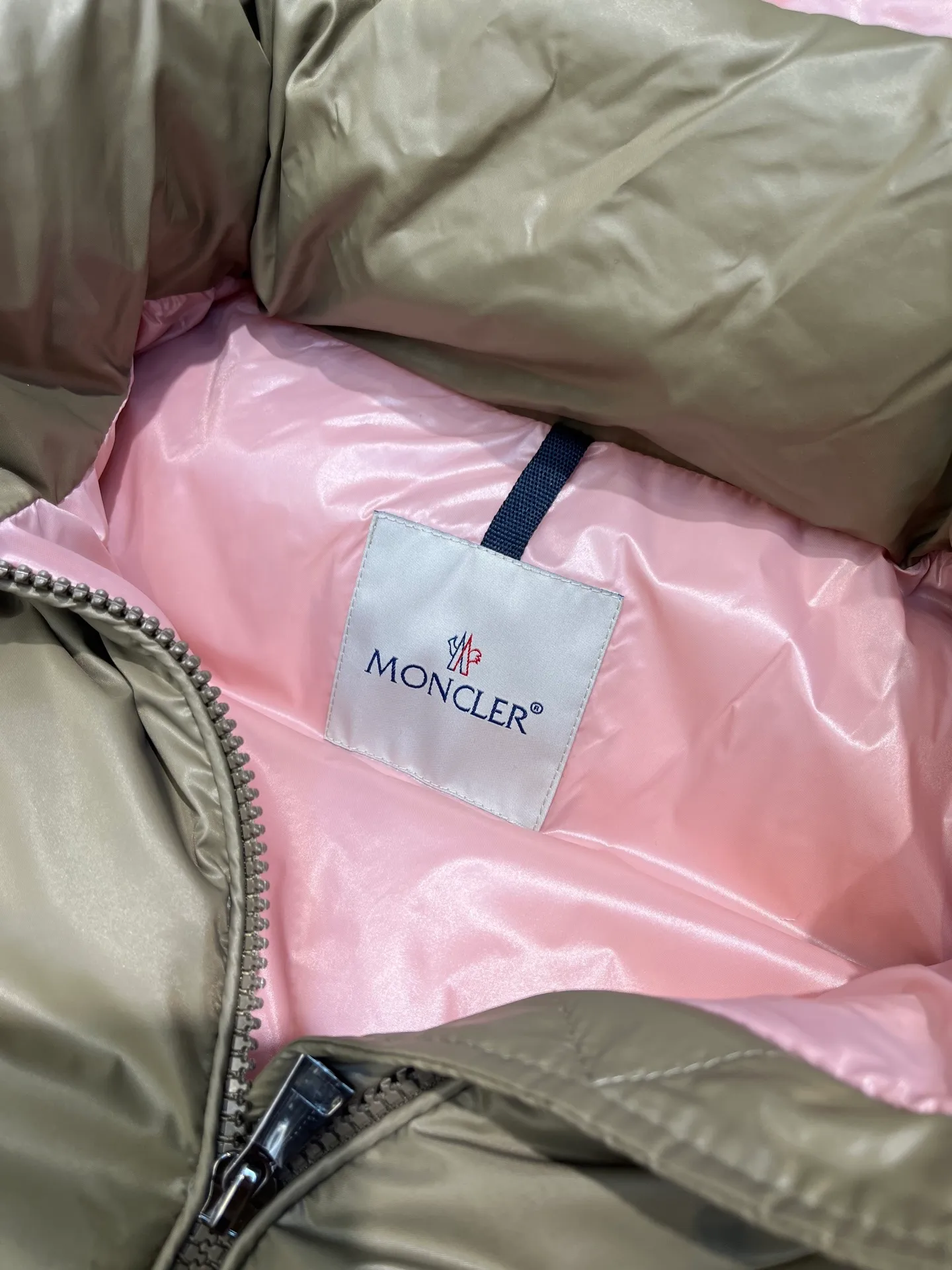 P760 moncler 🌟Moncler FW25 Abbaye short down jacket The Abbaye short jacket is made of iconic patented nylon, highlighting the fashion essence of Moncler. Featuring rectangular quilting and a contrasting lining that refreshes the removable hood. Terry knit logo embroidery adds a unique touch, making the garment instantly recognizable. Material process analysis: 1️⃣Original Nfc inductive anti-counterfeiting chip 2️⃣National standard 95% European standard pure white goose down, exclusive use of top down on the market 3️⃣Fabric: 100% nylon; Lining: 100% nylon, one of the best on the market, everything is customized according to the original version. 4⃣️The electroplated hardware is produced by the original processing factory, all customized by the original factory, and is not a replica of various types on the market. 5⃣️Produced by a certain Lang factory, it has always been unambiguous in terms of quality. Everyone knows about the workmanship, QA and Qc quality inspection of the workers when shipping from large factories. It is not comparable to small factories in the market. Mouth-mounted down jackets, let’s not brag, there is almost no one that can do better than us! Make an original product with care, so that every customer has the confidence to introduce it to his customers: This is the top replica version in China. Good products do not need too many soft articles to set off, only junk products will boast: the original ZP uses thousands of words to impress consumers! Although it is an F product, it is not inferior to ZP!  Color: white pink, white black, black, khaki, pink Size: 0123