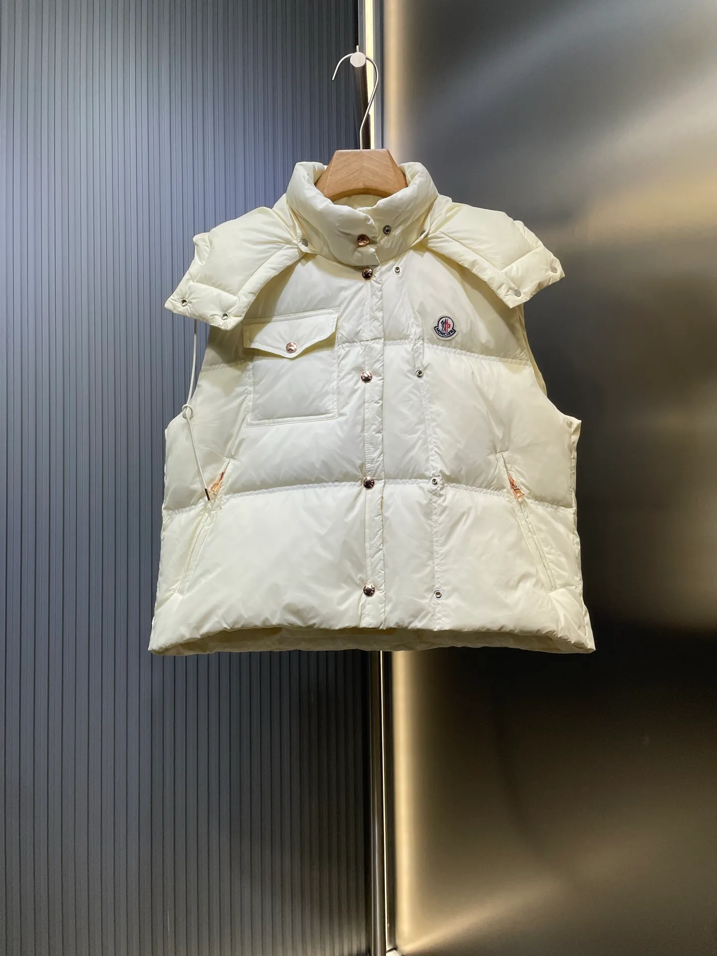 P770 Moncler🌟 25Fw early autumn new style detachable hooded stand collar down vest丨⚠Exclusively developed by yb! High quality production! Filled with white goose velvet, the whole piece is light and warm. The slim-fit vest is fashionable and not bloated. Stand-up collar and detachable hooded drawstring design to keep out the cold and wind. Classic rectangular texture. Iconic brand seal on the chest for decoration. Contrast color zippers on the pockets. The details highlight the brand concept. The first choice for autumn and winter layering size: s m l