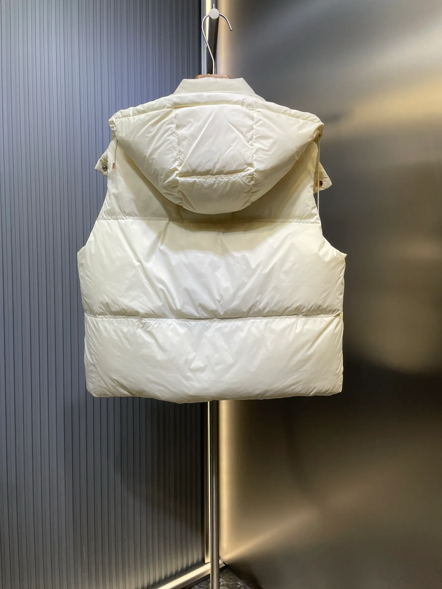 P770 Moncler🌟 25Fw early autumn new style detachable hooded stand collar down vest丨⚠Exclusively developed by yb! High quality production! Filled with white goose velvet, the whole piece is light and warm. The slim-fit vest is fashionable and not bloated. Stand-up collar and detachable hooded drawstring design to keep out the cold and wind. Classic rectangular texture. Iconic brand seal on the chest for decoration. Contrast color zippers on the pockets. The details highlight the brand concept. The first choice for autumn and winter layering size: s m l