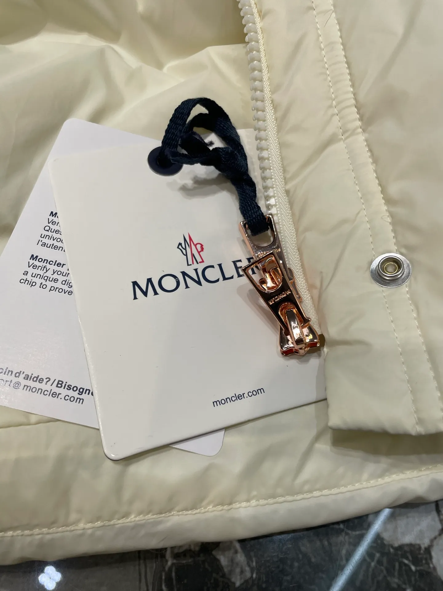 P770 Moncler🌟 25Fw early autumn new style detachable hooded stand collar down vest丨⚠Exclusively developed by yb! High quality production! Filled with white goose velvet, the whole piece is light and warm. The slim-fit vest is fashionable and not bloated. Stand-up collar and detachable hooded drawstring design to keep out the cold and wind. Classic rectangular texture. Iconic brand seal on the chest for decoration. Contrast color zippers on the pockets. The details highlight the brand concept. The first choice for autumn and winter layering size: s m l