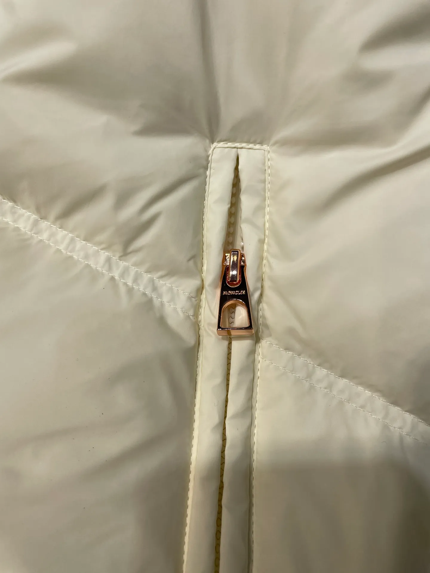 P770 Moncler🌟 25Fw early autumn new style detachable hooded stand collar down vest丨⚠Exclusively developed by yb! High quality production! Filled with white goose velvet, the whole piece is light and warm. The slim-fit vest is fashionable and not bloated. Stand-up collar and detachable hooded drawstring design to keep out the cold and wind. Classic rectangular texture. Iconic brand seal on the chest for decoration. Contrast color zippers on the pockets. The details highlight the brand concept. The first choice for autumn and winter layering size: s m l