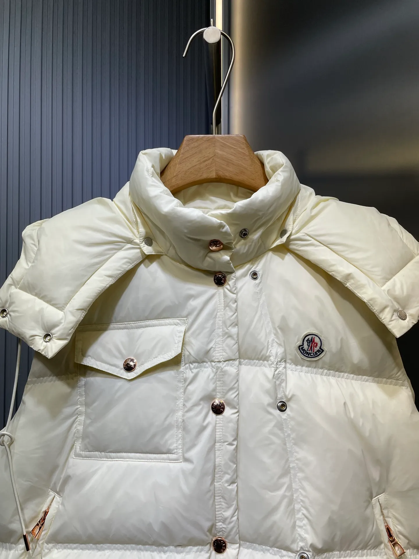 P770 Moncler🌟 25Fw early autumn new style detachable hooded stand collar down vest丨⚠Exclusively developed by yb! High quality production! Filled with white goose velvet, the whole piece is light and warm. The slim-fit vest is fashionable and not bloated. Stand-up collar and detachable hooded drawstring design to keep out the cold and wind. Classic rectangular texture. Iconic brand seal on the chest for decoration. Contrast color zippers on the pockets. The details highlight the brand concept. The first choice for autumn and winter layering size: s m l