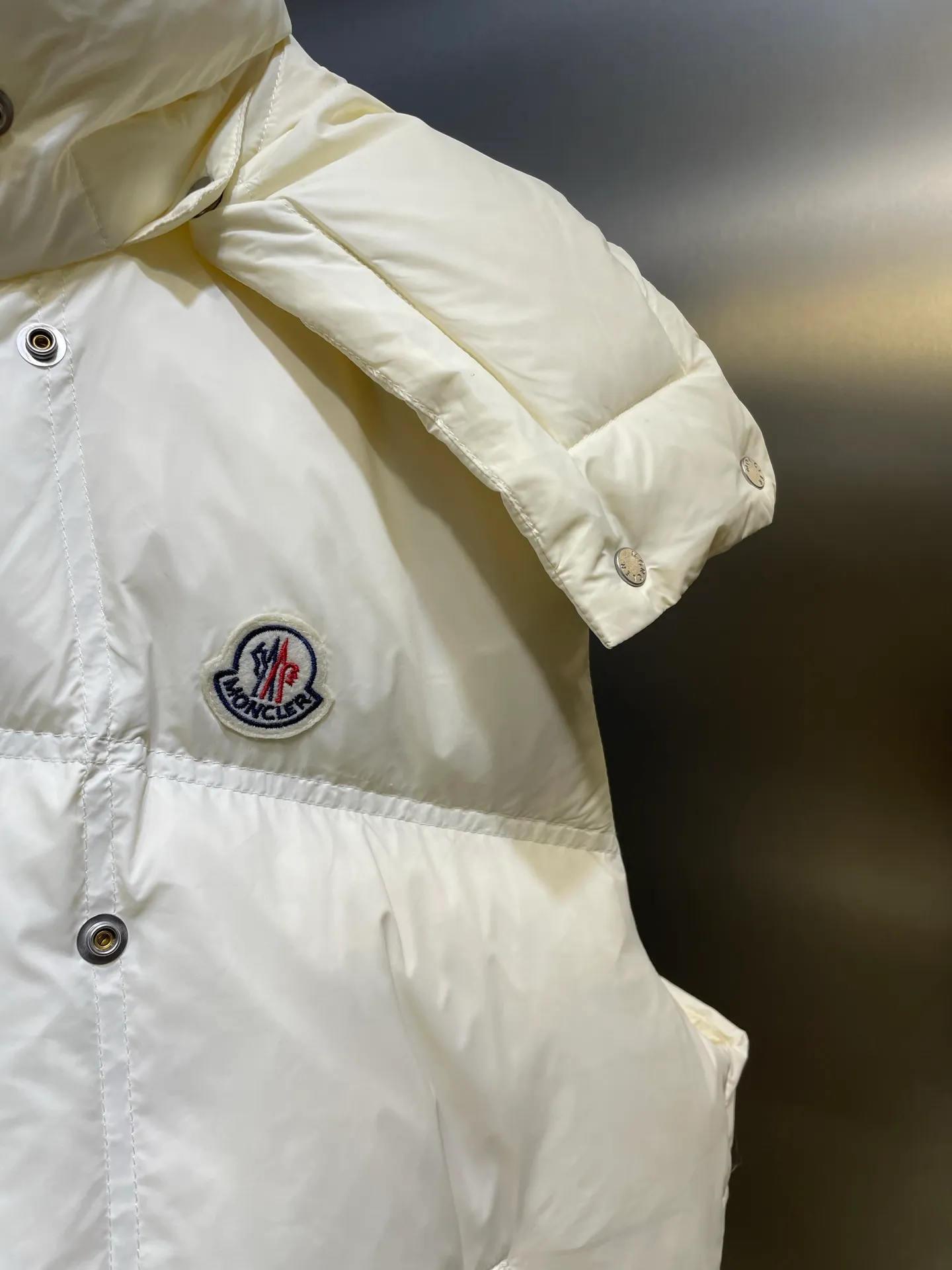 P770 Moncler🌟 25Fw early autumn new style detachable hooded stand collar down vest丨⚠Exclusively developed by yb! High quality production! Filled with white goose velvet, the whole piece is light and warm. The slim-fit vest is fashionable and not bloated. Stand-up collar and detachable hooded drawstring design to keep out the cold and wind. Classic rectangular texture. Iconic brand seal on the chest for decoration. Contrast color zippers on the pockets. The details highlight the brand concept. The first choice for autumn and winter layering size: s m l