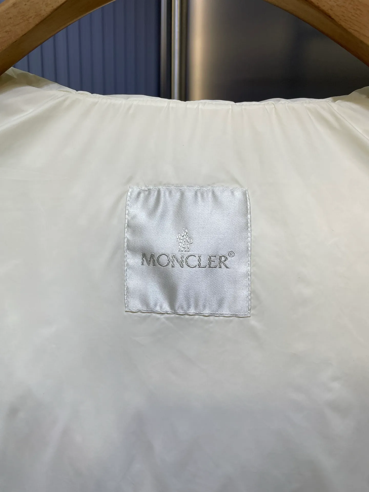 P770 Moncler🌟 25Fw early autumn new style detachable hooded stand collar down vest丨⚠Exclusively developed by yb! High quality production! Filled with white goose velvet, the whole piece is light and warm. The slim-fit vest is fashionable and not bloated. Stand-up collar and detachable hooded drawstring design to keep out the cold and wind. Classic rectangular texture. Iconic brand seal on the chest for decoration. Contrast color zippers on the pockets. The details highlight the brand concept. The first choice for autumn and winter layering size: s m l