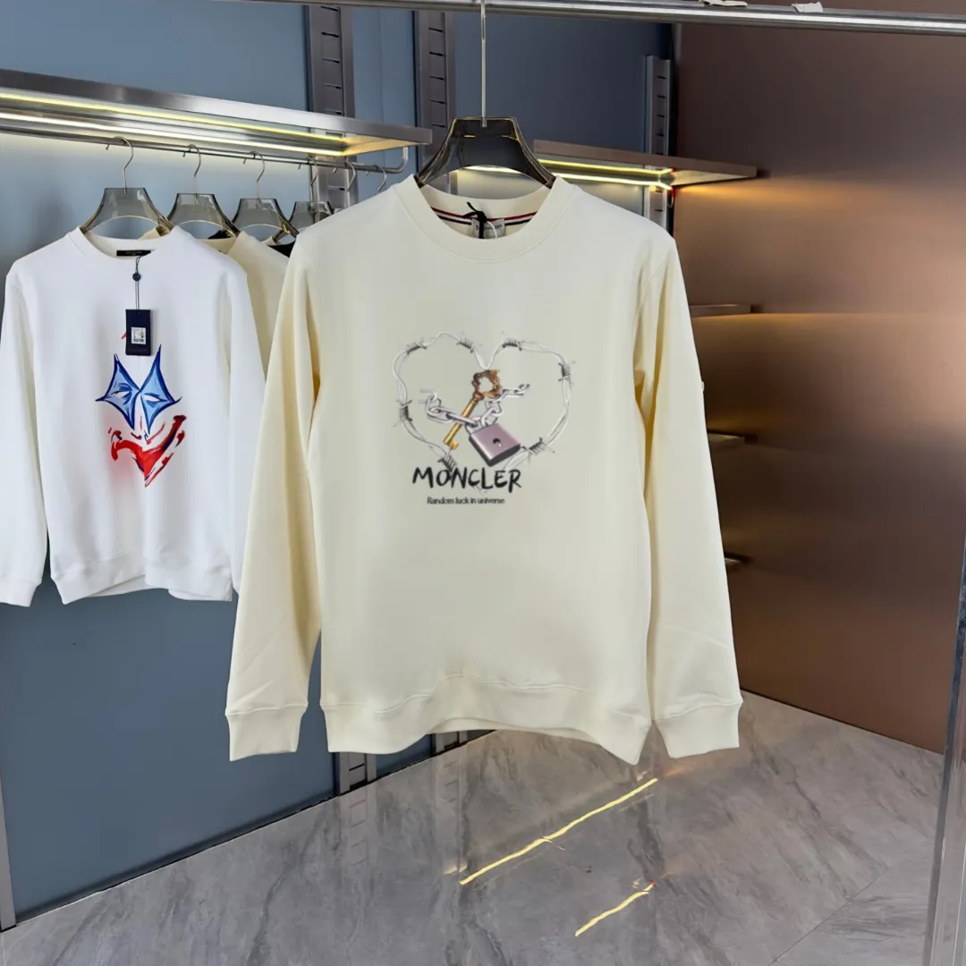 P210 High-version sweatshirt) [Long-term stock] 〖𝐌𝐎𝐍𝐂𝐋𝐄𝐑~Mask〗 Made of 440g heavy-weight fabric. It is different from the market currency. It can be matched with any variety and is properly handsome. 😎The whole dress is made of double waistcoats. The double waistcoats make the whole dress more three-dimensional. Not ordinary factories can do such fine work. 2025 Spring runway version of the T stage, on sale at the counter, round neck terry sweatshirt, high-end double-strand pure cotton, custom-made stretch ribs, dyed in the same vat, complete with three standards, matched with exquisite embroidered LOGO on the chest, simple and advanced, same style for men and women. Color: black, apricot, white, size: S M L XL 2XL