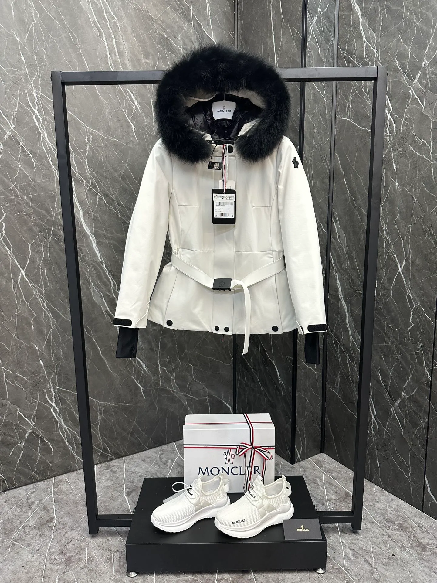 P1220 Premium down ⬆️Moncler Grenble Laplance (channel selection) high-end women's down ski jacket, ski fur high-end series Laplance women's down ski jacket is specially designed for alpine skiing, keeping you warm on the slopes. The Laplance women's ski jacket is made of polyester and covered with GORE-TEX membrane for excellent wind protection. Sleek and feminine, it has a belt that accentuates the silhouette, and the hood's fur trim is removable in case of rain or snow. Featuring zippers, ski pass pockets and avalanche reflectors, this down jacket is a mountain staple.  •Breathable •Insulated •Windproof •Designed for alpine skiing •Made from double-layer plain weave Gore-Tex Infinium™ fabric •Nylon lining •Down filled •Heat-sealed seams •Elastic drawstring hood with removable fur trim •YKK® Aquaguard zipper •Front windshield accent strap •Elastic knit wrist guards •Ski pass pocket •Invisible Recco® reflectors •Adjustment tabs at cuffs •Black silicone logo Size: 0-3.