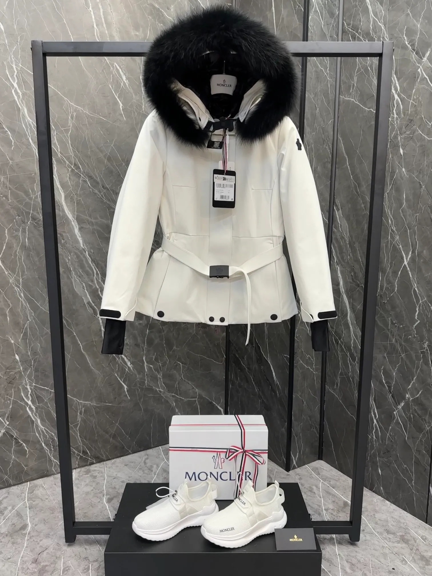 P1220 Premium down ⬆️Moncler Grenble Laplance (channel selection) high-end women's down ski jacket, ski fur high-end series Laplance women's down ski jacket is specially designed for alpine skiing, keeping you warm on the slopes. The Laplance women's ski jacket is made of polyester and covered with GORE-TEX membrane for excellent wind protection. Sleek and feminine, it has a belt that accentuates the silhouette, and the hood's fur trim is removable in case of rain or snow. Featuring zippers, ski pass pockets and avalanche reflectors, this down jacket is a mountain staple.  •Breathable •Insulated •Windproof •Designed for alpine skiing •Made from double-layer plain weave Gore-Tex Infinium™ fabric •Nylon lining •Down filled •Heat-sealed seams •Elastic drawstring hood with removable fur trim •YKK® Aquaguard zipper •Front windshield accent strap •Elastic knit wrist guards •Ski pass pocket •Invisible Recco® reflectors •Adjustment tabs at cuffs •Black silicone logo Size: 0-3.
