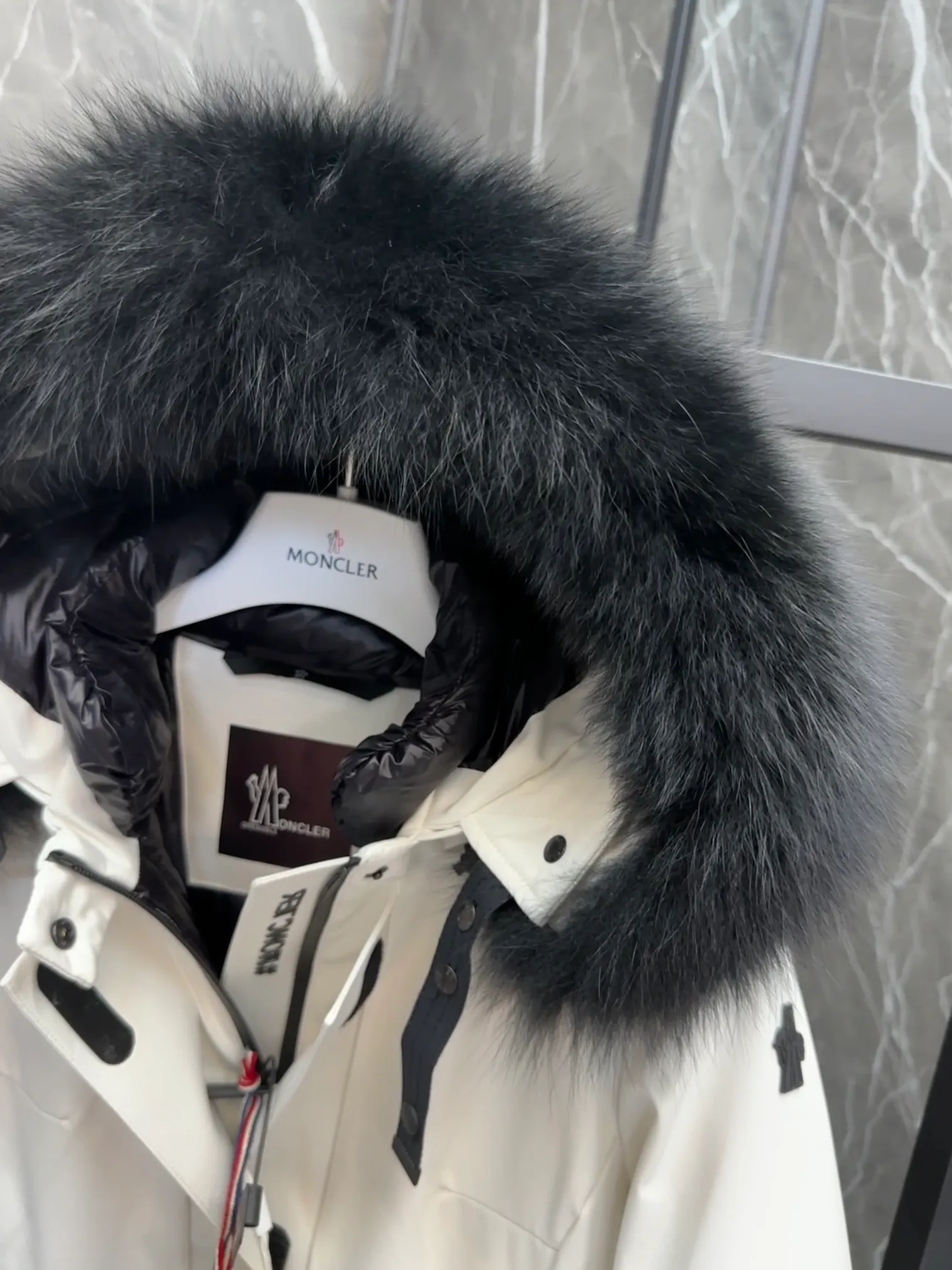 P1220 Premium down ⬆️Moncler Grenble Laplance (channel selection) high-end women's down ski jacket, ski fur high-end series Laplance women's down ski jacket is specially designed for alpine skiing, keeping you warm on the slopes. The Laplance women's ski jacket is made of polyester and covered with GORE-TEX membrane for excellent wind protection. Sleek and feminine, it has a belt that accentuates the silhouette, and the hood's fur trim is removable in case of rain or snow. Featuring zippers, ski pass pockets and avalanche reflectors, this down jacket is a mountain staple.  •Breathable •Insulated •Windproof •Designed for alpine skiing •Made from double-layer plain weave Gore-Tex Infinium™ fabric •Nylon lining •Down filled •Heat-sealed seams •Elastic drawstring hood with removable fur trim •YKK® Aquaguard zipper •Front windshield accent strap •Elastic knit wrist guards •Ski pass pocket •Invisible Recco® reflectors •Adjustment tabs at cuffs •Black silicone logo Size: 0-3.