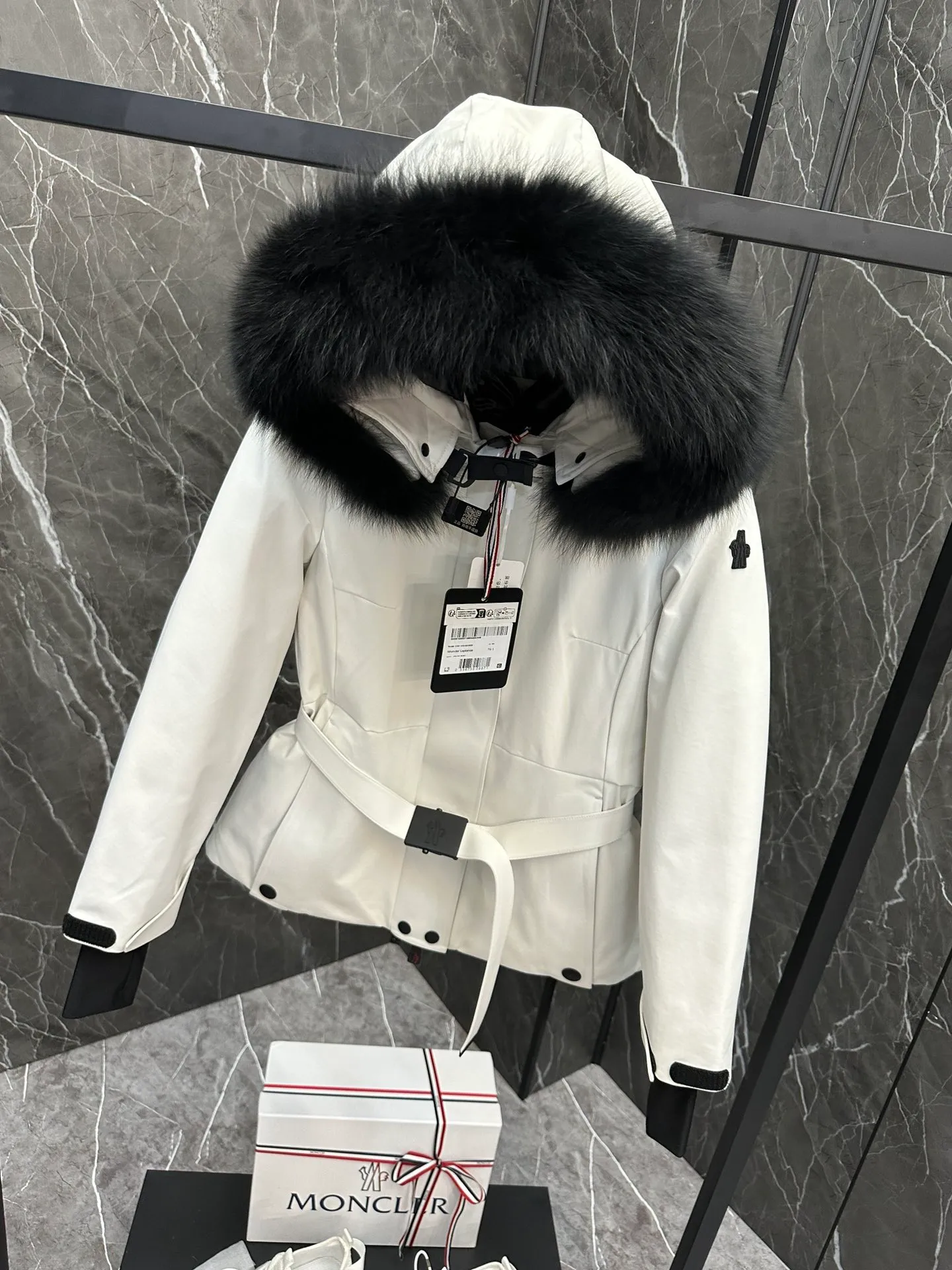 P1220 Premium down ⬆️Moncler Grenble Laplance (channel selection) high-end women's down ski jacket, ski fur high-end series Laplance women's down ski jacket is specially designed for alpine skiing, keeping you warm on the slopes. The Laplance women's ski jacket is made of polyester and covered with GORE-TEX membrane for excellent wind protection. Sleek and feminine, it has a belt that accentuates the silhouette, and the hood's fur trim is removable in case of rain or snow. Featuring zippers, ski pass pockets and avalanche reflectors, this down jacket is a mountain staple.  •Breathable •Insulated •Windproof •Designed for alpine skiing •Made from double-layer plain weave Gore-Tex Infinium™ fabric •Nylon lining •Down filled •Heat-sealed seams •Elastic drawstring hood with removable fur trim •YKK® Aquaguard zipper •Front windshield accent strap •Elastic knit wrist guards •Ski pass pocket •Invisible Recco® reflectors •Adjustment tabs at cuffs •Black silicone logo Size: 0-3.