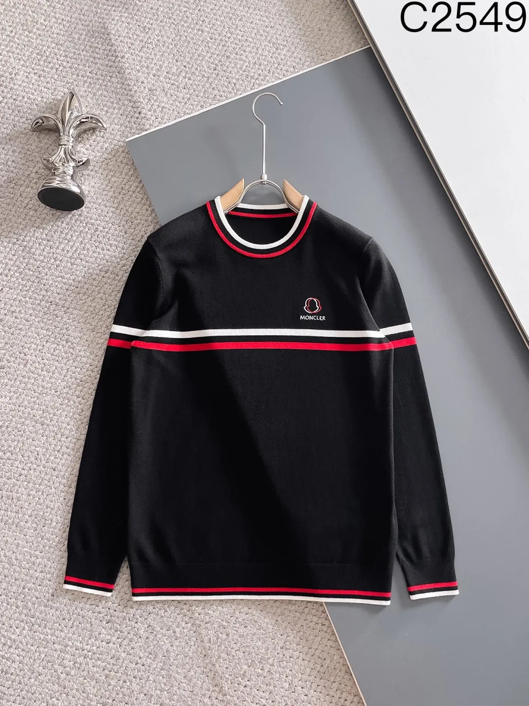P370 🌸🌸🌸 Men's Moncler men's fashionable sweater, the same style at the counter. It has a very good appearance, stands out in front of others, and has become an indispensable iconic element of the brand. Full of fashion sense, one of the items suitable for every young person to pursue! The needle technique is delicate, the texture is high-density and soft, the comfort is self-evident, it is skin-friendly and does not feel prickly, the thickness is excellent, and the warmth coefficient is excellent! The upper body effect is impeccable. It can support the entire appearance in the matching season, and the upper body is full of temperament! An excellent tool to match the Ji Ao look. No matter how you pair it, it looks outstanding. It is an indispensable item in your wardrobe!  All three standards are complete! Size: M--3xL