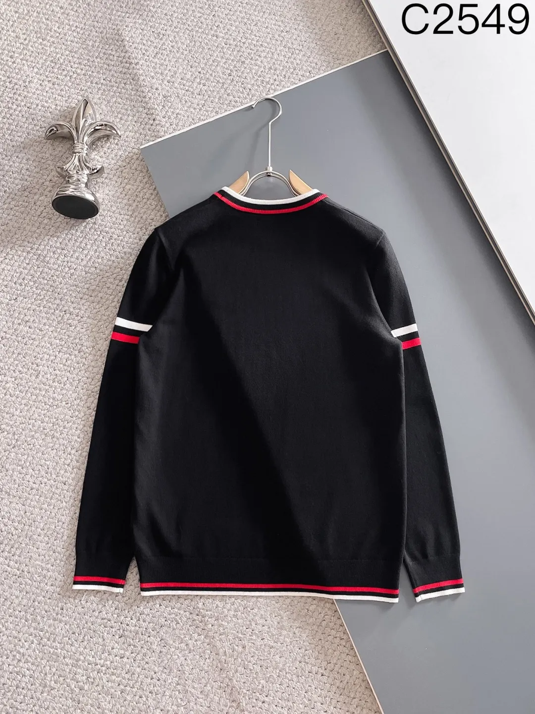 P370 🌸🌸🌸 Men's Moncler men's fashionable sweater, the same style at the counter. It has a very good appearance, stands out in front of others, and has become an indispensable iconic element of the brand. Full of fashion sense, one of the items suitable for every young person to pursue! The needle technique is delicate, the texture is high-density and soft, the comfort is self-evident, it is skin-friendly and does not feel prickly, the thickness is excellent, and the warmth coefficient is excellent! The upper body effect is impeccable. It can support the entire appearance in the matching season, and the upper body is full of temperament! An excellent tool to match the Ji Ao look. No matter how you pair it, it looks outstanding. It is an indispensable item in your wardrobe!  All three standards are complete! Size: M--3xL