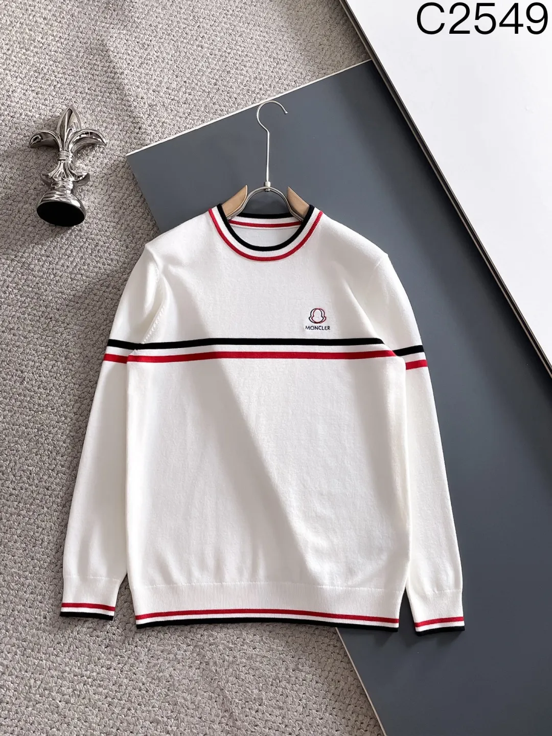 P370 🌸🌸🌸 Men's Moncler men's fashionable sweater, the same style at the counter. It has a very good appearance, stands out in front of others, and has become an indispensable iconic element of the brand. Full of fashion sense, one of the items suitable for every young person to pursue! The needle technique is delicate, the texture is high-density and soft, the comfort is self-evident, it is skin-friendly and does not feel prickly, the thickness is excellent, and the warmth coefficient is excellent! The upper body effect is impeccable. It can support the entire appearance in the matching season, and the upper body is full of temperament! An excellent tool to match the Ji Ao look. No matter how you pair it, it looks outstanding. It is an indispensable item in your wardrobe!  All three standards are complete! Size: M--3xL