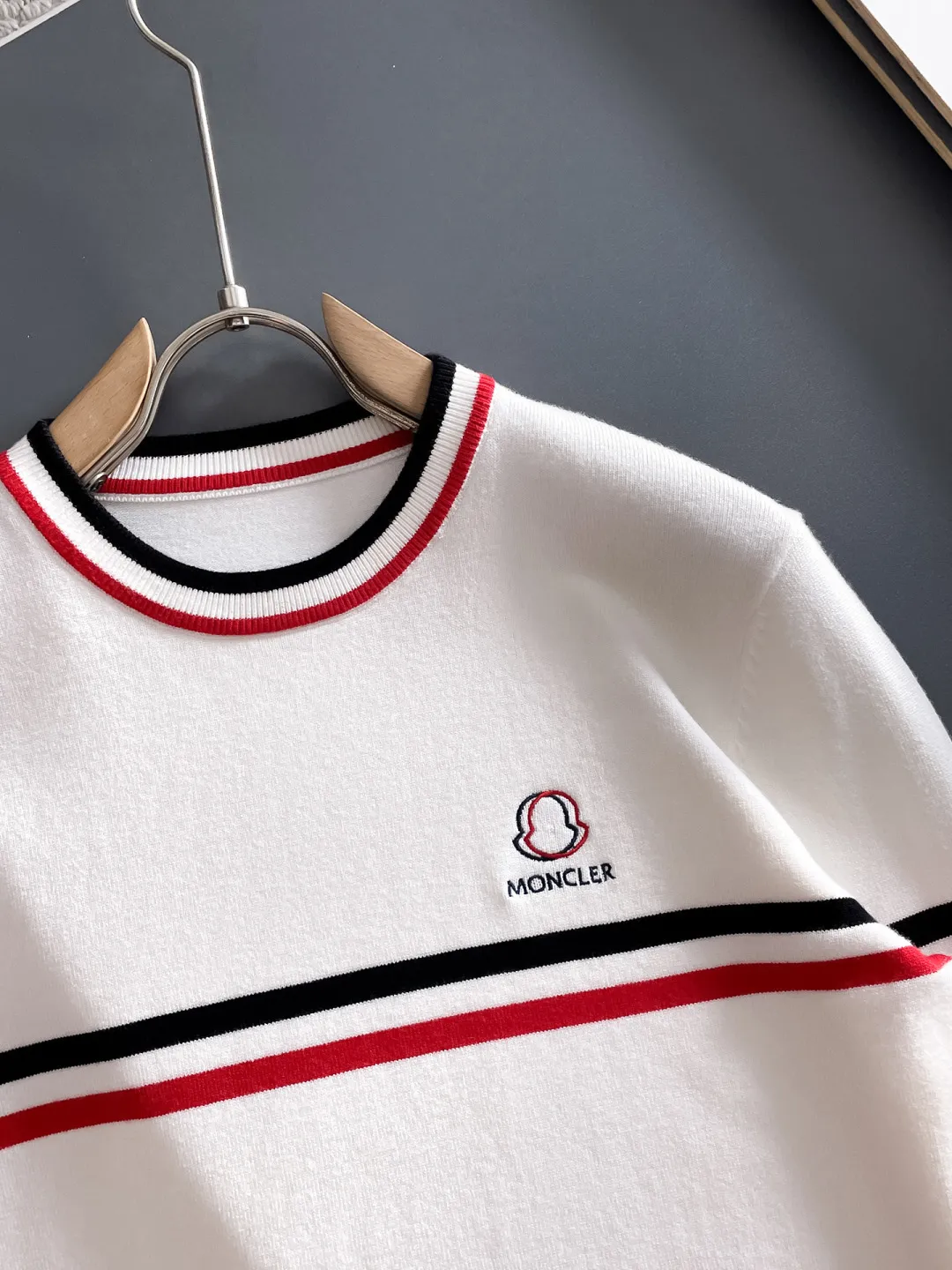 P370 🌸🌸🌸 Men's Moncler men's fashionable sweater, the same style at the counter. It has a very good appearance, stands out in front of others, and has become an indispensable iconic element of the brand. Full of fashion sense, one of the items suitable for every young person to pursue! The needle technique is delicate, the texture is high-density and soft, the comfort is self-evident, it is skin-friendly and does not feel prickly, the thickness is excellent, and the warmth coefficient is excellent! The upper body effect is impeccable. It can support the entire appearance in the matching season, and the upper body is full of temperament! An excellent tool to match the Ji Ao look. No matter how you pair it, it looks outstanding. It is an indispensable item in your wardrobe!  All three standards are complete! Size: M--3xL