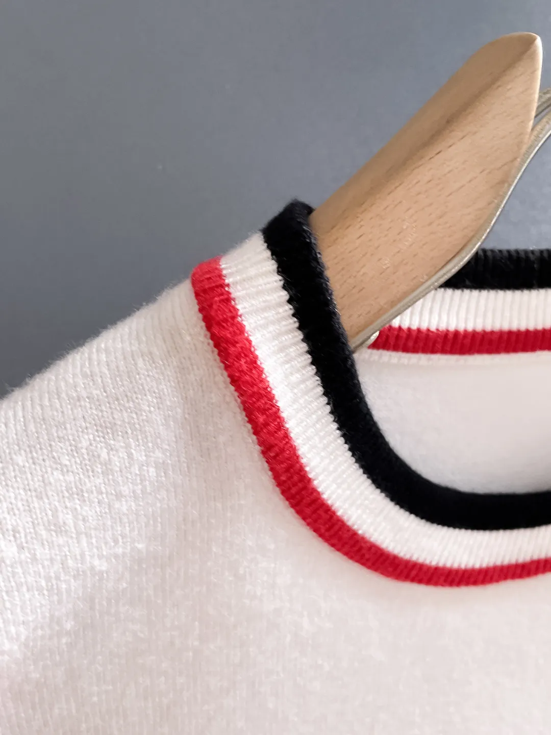 P370 🌸🌸🌸 Men's Moncler men's fashionable sweater, the same style at the counter. It has a very good appearance, stands out in front of others, and has become an indispensable iconic element of the brand. Full of fashion sense, one of the items suitable for every young person to pursue! The needle technique is delicate, the texture is high-density and soft, the comfort is self-evident, it is skin-friendly and does not feel prickly, the thickness is excellent, and the warmth coefficient is excellent! The upper body effect is impeccable. It can support the entire appearance in the matching season, and the upper body is full of temperament! An excellent tool to match the Ji Ao look. No matter how you pair it, it looks outstanding. It is an indispensable item in your wardrobe!  All three standards are complete! Size: M--3xL