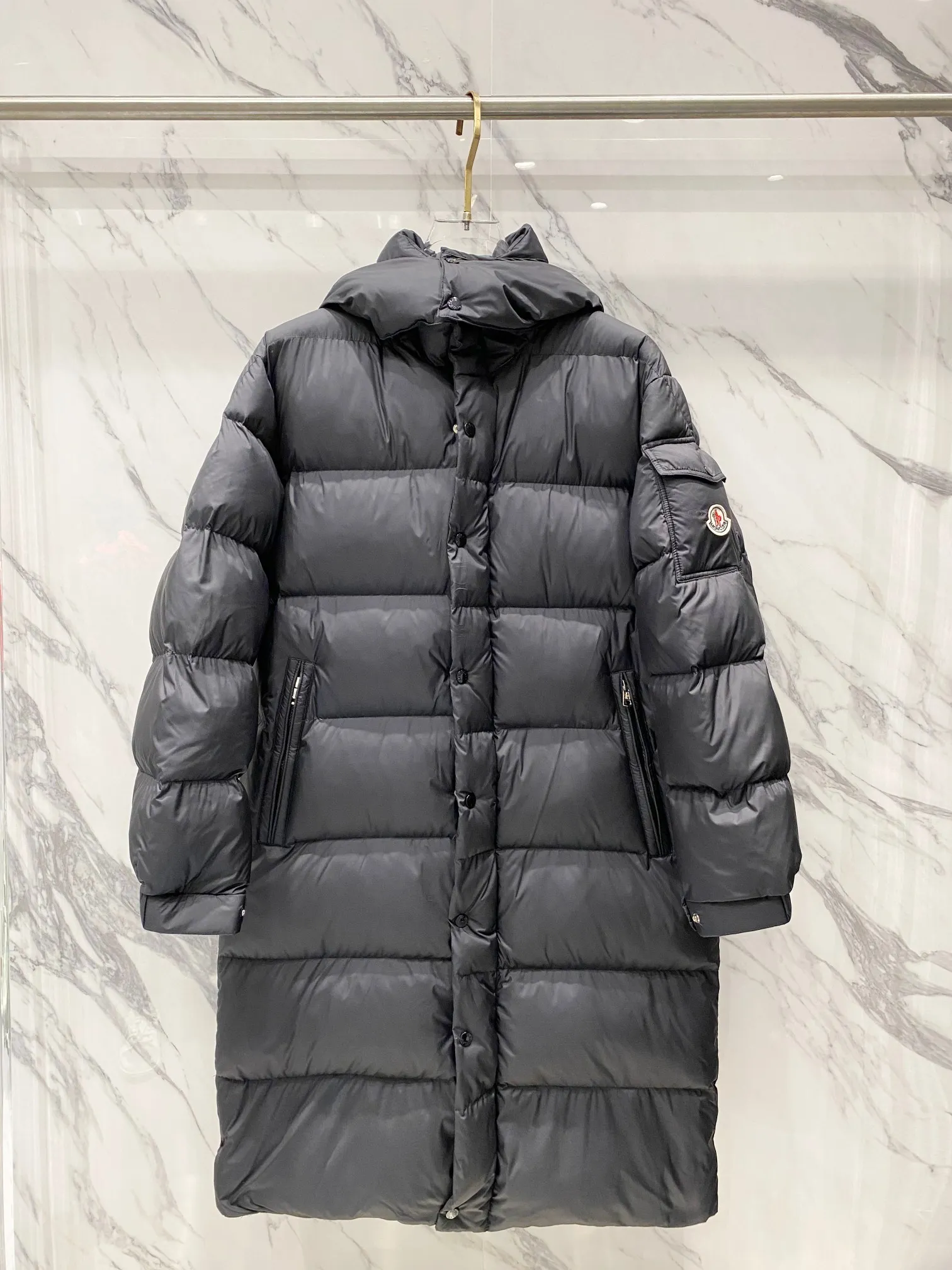 P840 Matte Long) Moncler Maya 70th Anniversary Moncler Maya Matte Long Down Jacket Matte Matte Long Down Jacket Made of longue Saion fabric ▪️National standard 90% pure white goose down filling ▪️Hardware accessories Original disassembly, open mold to customize four-button buckles, zipper pullers, all with the same LOGO engraving as the original! Tags, hanging beads, washing, stickers, all original details restored! Really high quality!  Color matte black size 1 2 3