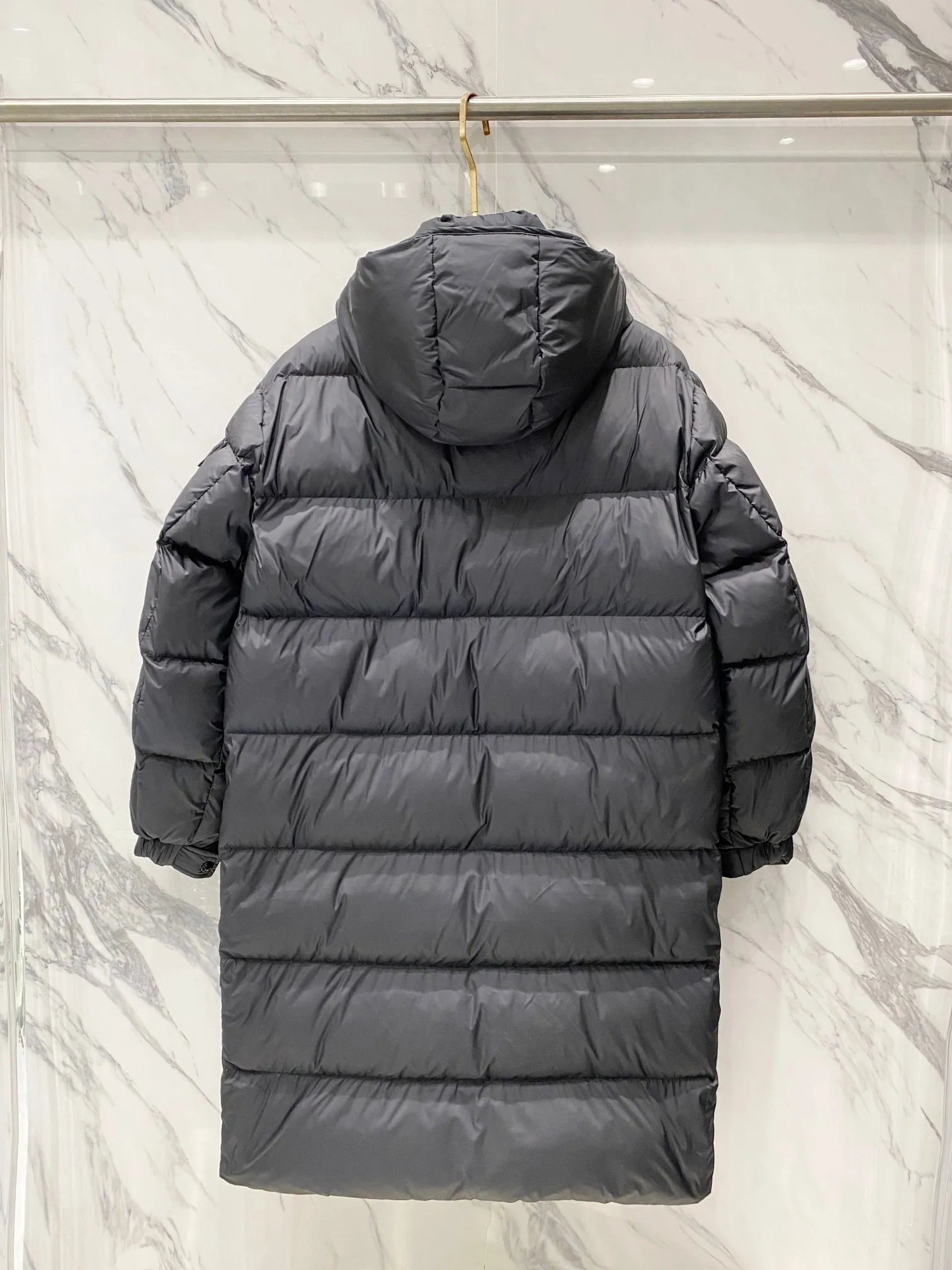 P840 Matte Long) Moncler Maya 70th Anniversary Moncler Maya Matte Long Down Jacket Matte Matte Long Down Jacket Made of longue Saion fabric ▪️National standard 90% pure white goose down filling ▪️Hardware accessories Original disassembly, open mold to customize four-button buckles, zipper pullers, all with the same LOGO engraving as the original! Tags, hanging beads, washing, stickers, all original details restored! Really high quality!  Color matte black size 1 2 3