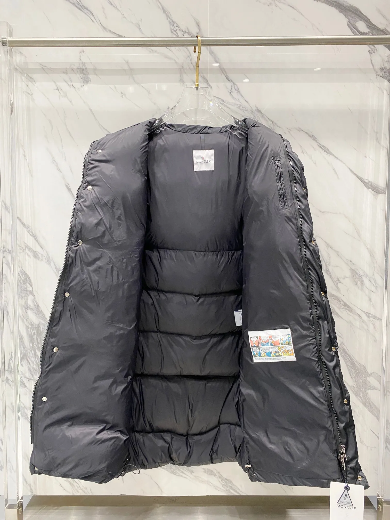 P840 Matte Long) Moncler Maya 70th Anniversary Moncler Maya Matte Long Down Jacket Matte Matte Long Down Jacket Made of longue Saion fabric ▪️National standard 90% pure white goose down filling ▪️Hardware accessories Original disassembly, open mold to customize four-button buckles, zipper pullers, all with the same LOGO engraving as the original! Tags, hanging beads, washing, stickers, all original details restored! Really high quality!  Color matte black size 1 2 3