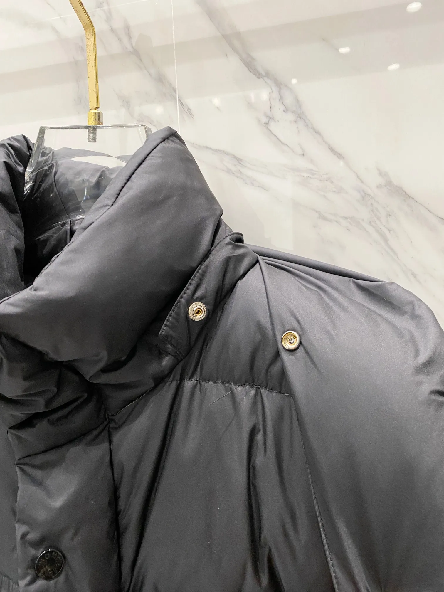 P840 Matte Long) Moncler Maya 70th Anniversary Moncler Maya Matte Long Down Jacket Matte Matte Long Down Jacket Made of longue Saion fabric ▪️National standard 90% pure white goose down filling ▪️Hardware accessories Original disassembly, open mold to customize four-button buckles, zipper pullers, all with the same LOGO engraving as the original! Tags, hanging beads, washing, stickers, all original details restored! Really high quality!  Color matte black size 1 2 3