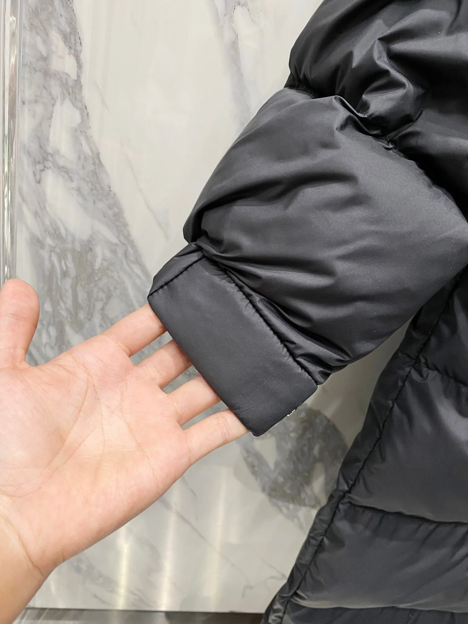 P840 Matte Long) Moncler Maya 70th Anniversary Moncler Maya Matte Long Down Jacket Matte Matte Long Down Jacket Made of longue Saion fabric ▪️National standard 90% pure white goose down filling ▪️Hardware accessories Original disassembly, open mold to customize four-button buckles, zipper pullers, all with the same LOGO engraving as the original! Tags, hanging beads, washing, stickers, all original details restored! Really high quality!  Color matte black size 1 2 3