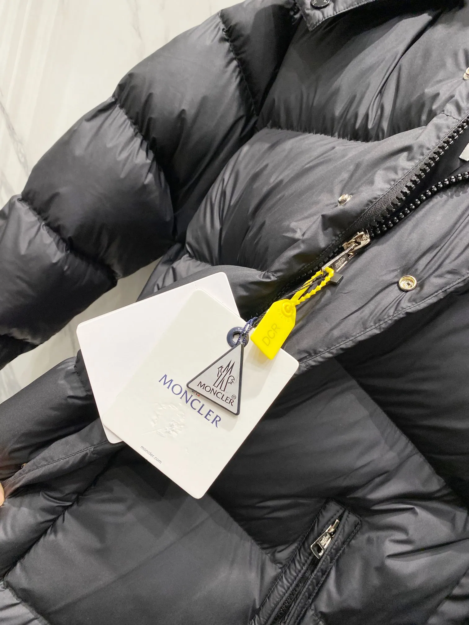 P840 Matte Long) Moncler Maya 70th Anniversary Moncler Maya Matte Long Down Jacket Matte Matte Long Down Jacket Made of longue Saion fabric ▪️National standard 90% pure white goose down filling ▪️Hardware accessories Original disassembly, open mold to customize four-button buckles, zipper pullers, all with the same LOGO engraving as the original! Tags, hanging beads, washing, stickers, all original details restored! Really high quality!  Color matte black size 1 2 3