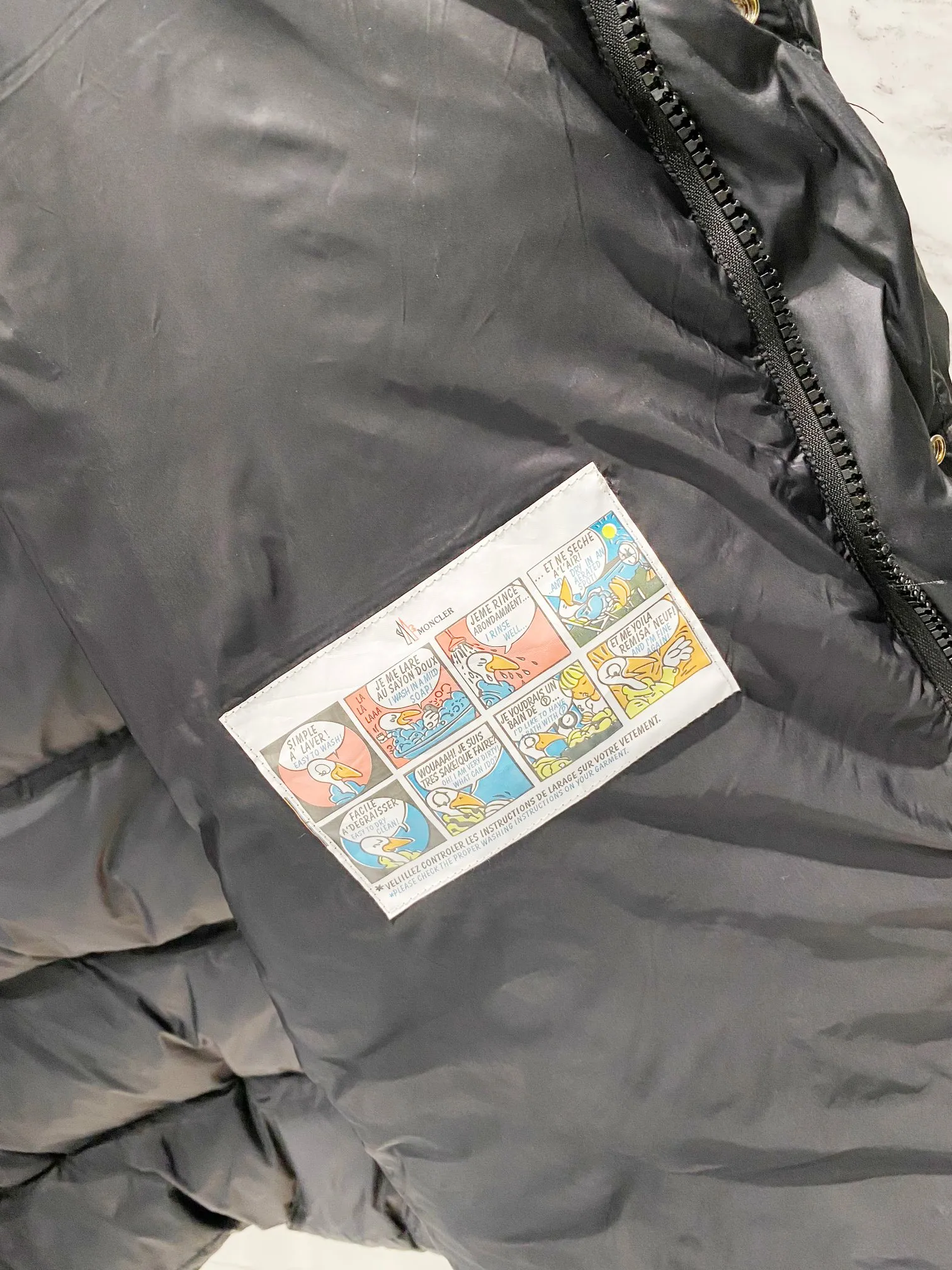 P840 Matte Long) Moncler Maya 70th Anniversary Moncler Maya Matte Long Down Jacket Matte Matte Long Down Jacket Made of longue Saion fabric ▪️National standard 90% pure white goose down filling ▪️Hardware accessories Original disassembly, open mold to customize four-button buckles, zipper pullers, all with the same LOGO engraving as the original! Tags, hanging beads, washing, stickers, all original details restored! Really high quality!  Color matte black size 1 2 3