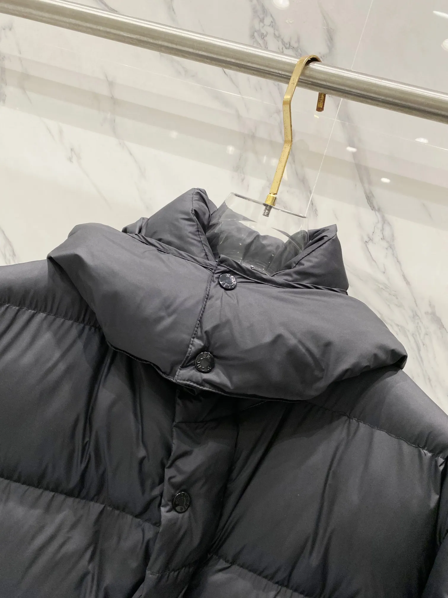 P840 Matte Long) Moncler Maya 70th Anniversary Moncler Maya Matte Long Down Jacket Matte Matte Long Down Jacket Made of longue Saion fabric ▪️National standard 90% pure white goose down filling ▪️Hardware accessories Original disassembly, open mold to customize four-button buckles, zipper pullers, all with the same LOGO engraving as the original! Tags, hanging beads, washing, stickers, all original details restored! Really high quality!  Color matte black size 1 2 3