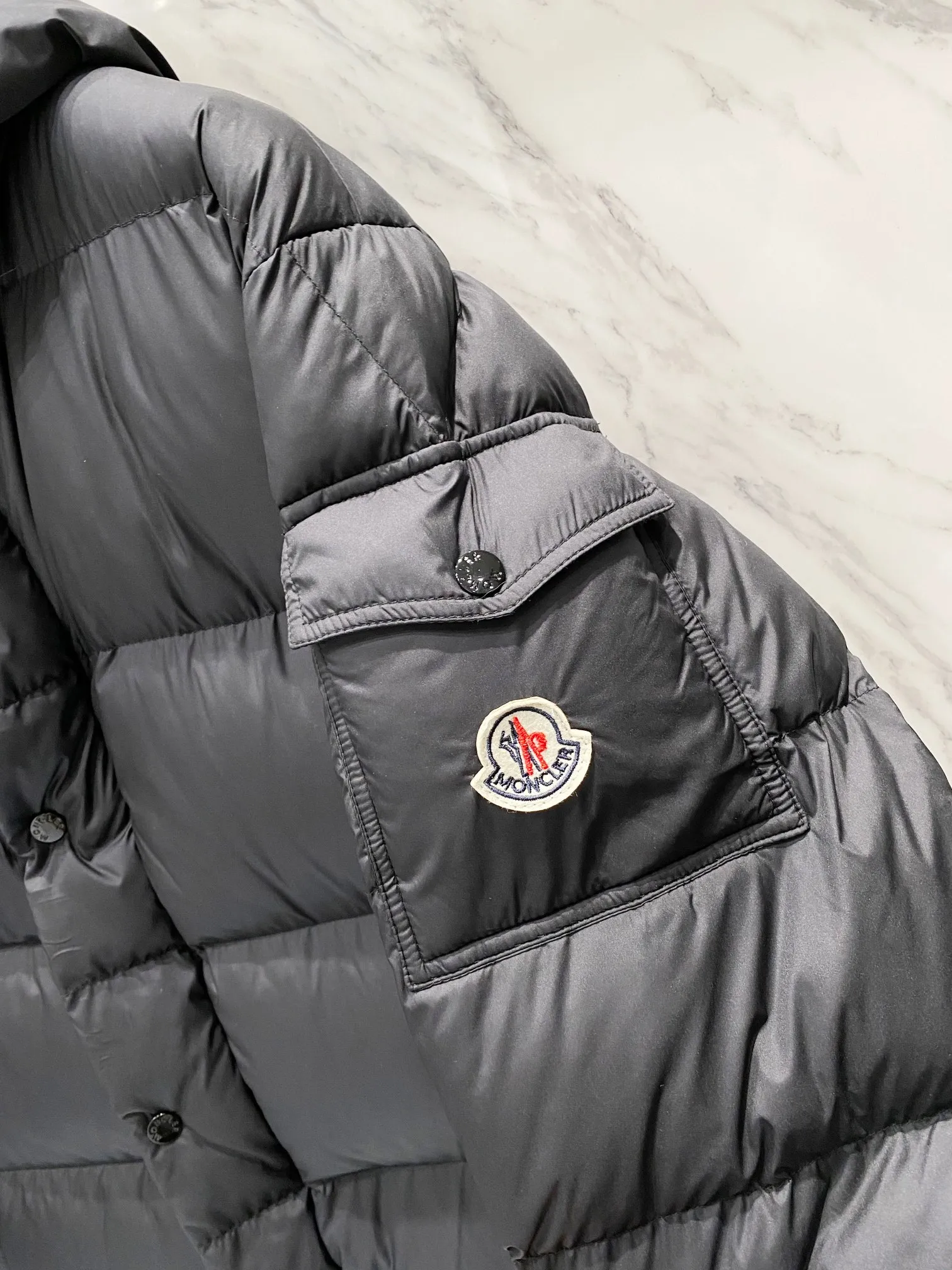 P840 Matte Long) Moncler Maya 70th Anniversary Moncler Maya Matte Long Down Jacket Matte Matte Long Down Jacket Made of longue Saion fabric ▪️National standard 90% pure white goose down filling ▪️Hardware accessories Original disassembly, open mold to customize four-button buckles, zipper pullers, all with the same LOGO engraving as the original! Tags, hanging beads, washing, stickers, all original details restored! Really high quality!  Color matte black size 1 2 3