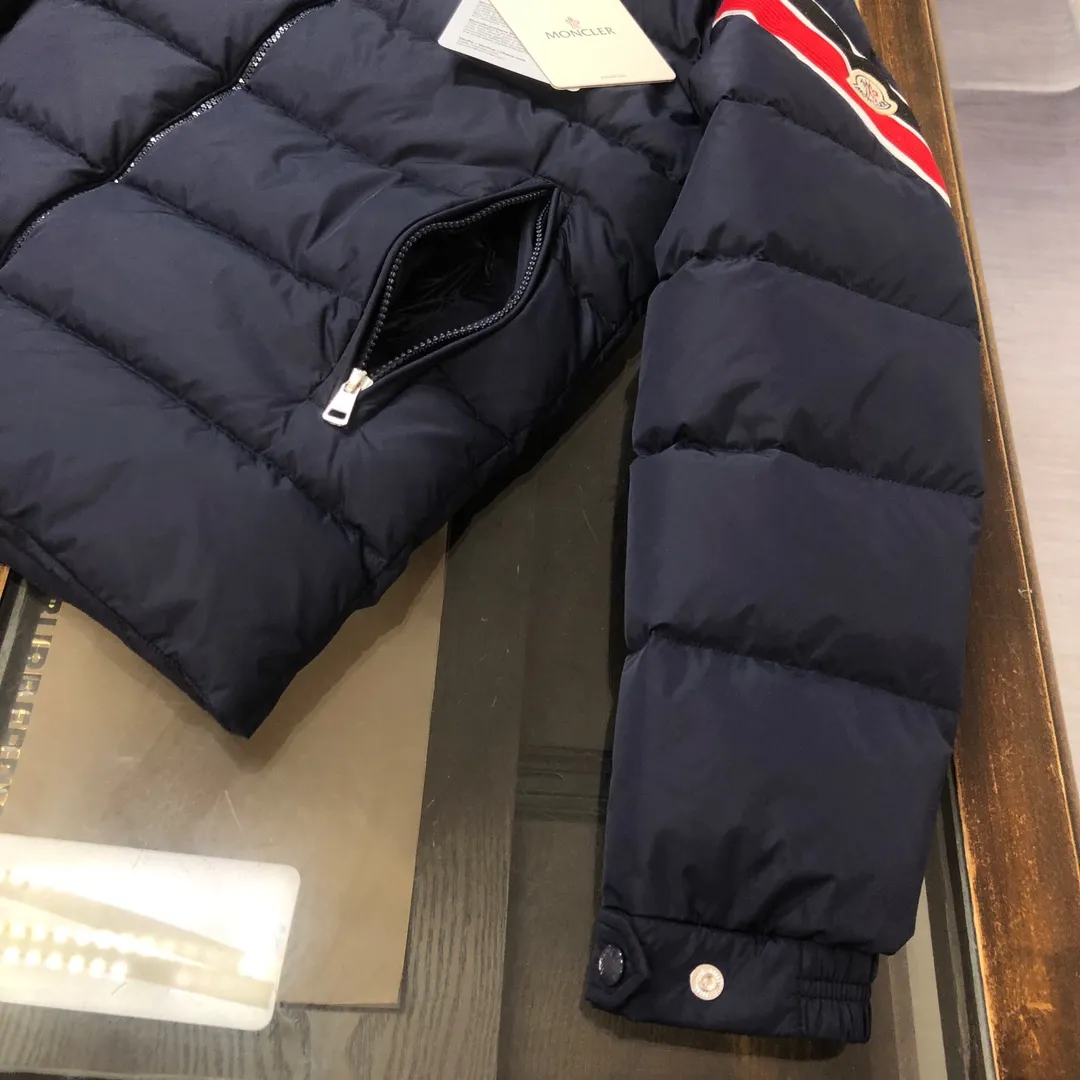 P860 🆕❤️🆕Moncler Solayan men's three-color trimmed short down jacket! The latest official website is available simultaneously! ! White duck down filling ~ the most delicate, light and neat fabric!  The Solayan Men's Short Down Jacket features the season's signature stripe detailing, blending sporty spirit with timeless style.  The Solayan down jacket is made of micro chic fabric and has a tough square shape design, highlighting Moncler's sporty spirit. This cropped down jacket features tricolor stripes on the sleeves, a seasonal take on the brand's signature. Comes with a practical pull-out hood. Color: Black White Royal Blue Dark Brown Size: 1-2-3-4-5