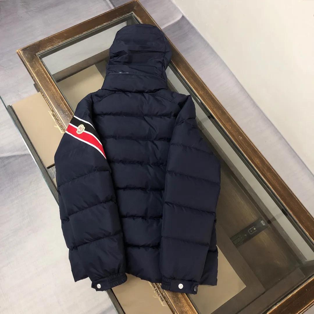 P860 🆕❤️🆕Moncler Solayan men's three-color trimmed short down jacket! The latest official website is available simultaneously! ! White duck down filling ~ the most delicate, light and neat fabric!  The Solayan Men's Short Down Jacket features the season's signature stripe detailing, blending sporty spirit with timeless style.  The Solayan down jacket is made of micro chic fabric and has a tough square shape design, highlighting Moncler's sporty spirit. This cropped down jacket features tricolor stripes on the sleeves, a seasonal take on the brand's signature. Comes with a practical pull-out hood. Color: Black White Royal Blue Dark Brown Size: 1-2-3-4-5