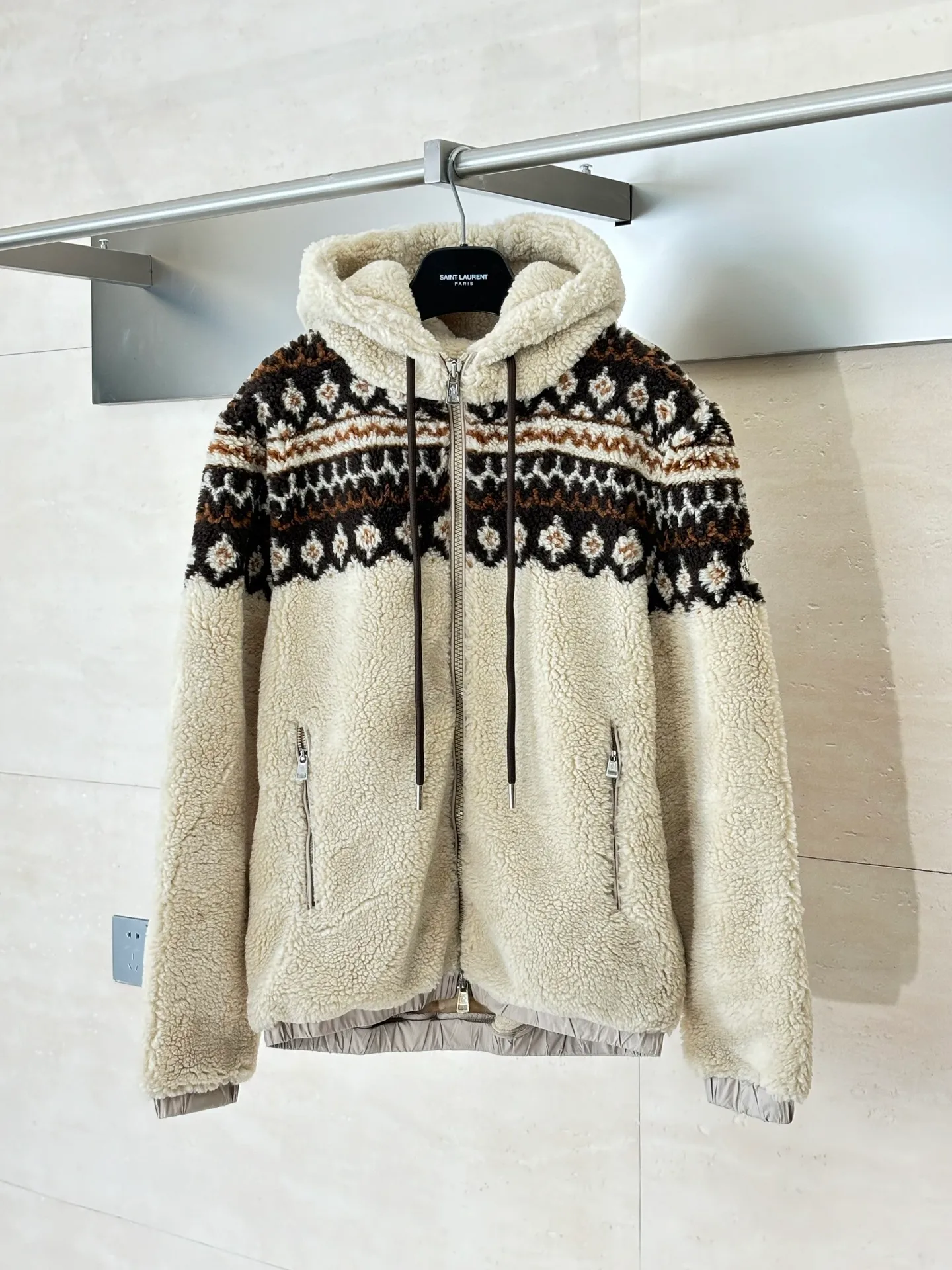 P550 Moncler*/Mask 25Fw new geometric jacquard wool blend plush hooded jacket made of wool blend teddy style jacquard fabric, adjustable drawstring hood zipper opening hem and cuffs Size: S/M/L/XL