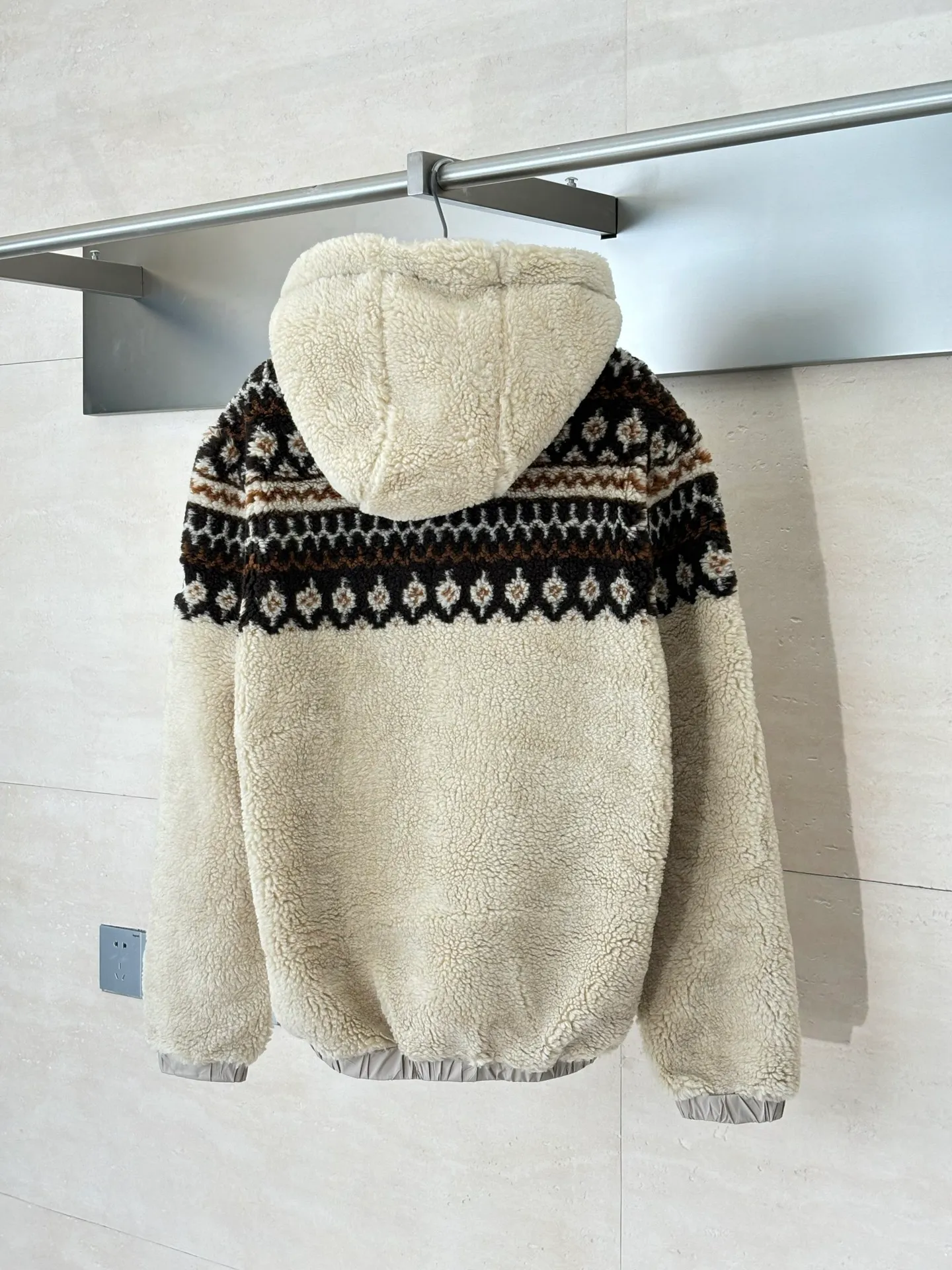 P550 Moncler*/Mask 25Fw new geometric jacquard wool blend plush hooded jacket made of wool blend teddy style jacquard fabric, adjustable drawstring hood zipper opening hem and cuffs Size: S/M/L/XL