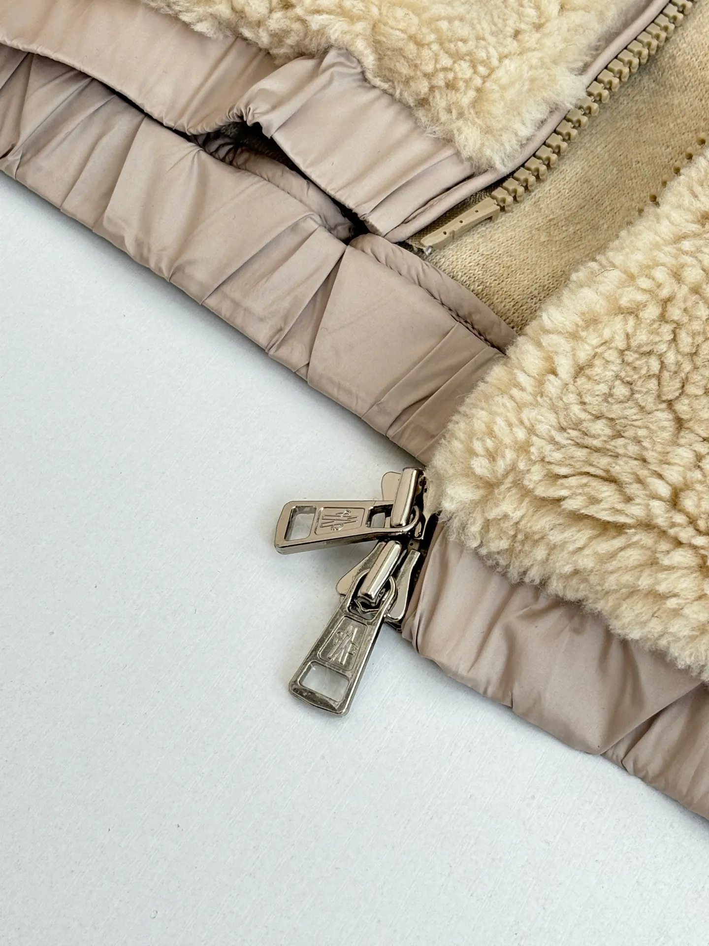 P550 Moncler*/Mask 25Fw new geometric jacquard wool blend plush hooded jacket made of wool blend teddy style jacquard fabric, adjustable drawstring hood zipper opening hem and cuffs Size: S/M/L/XL