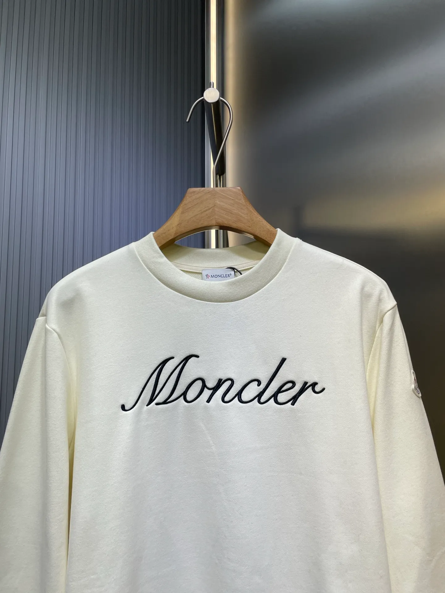 P380 MONCLER 🌟 Masked embroidered armband sweatshirt Fabric: Made of 380g brushed sweatshirt terry, the fabric is brushed to make the surface feel softer and smoother. The thread is matched with 1*1 double yarn thread. Craftsmanship: Embroidery uses 3D multi-dimensional embroidery, embellished with connected brand embroidered letters. The armband is made of sheepskin composite embroidery technology. Made from soft cotton fleece, this sweatshirt is suitable for all seasons. Round neck design, embellished with logo embroidery, inspired by college baseball uniforms. Round neck made of cotton fleece fabric Logo embossed and embroidered Accessories: Customized 1:1 washed logo Accessories: Customized 1:1 embroidered armband Craftsmanship: Customized 1:1 three-dimensional embroidery Size: S-M-L-XL
