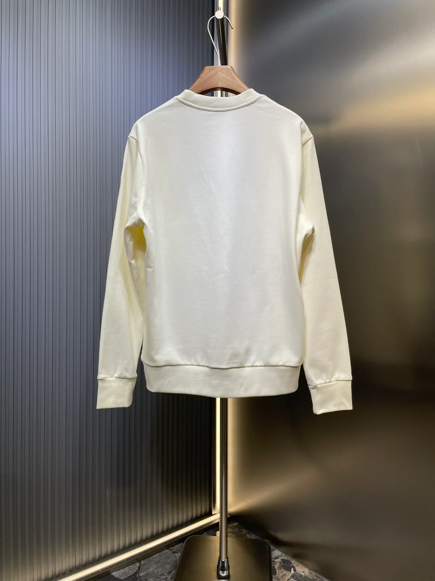P380 MONCLER 🌟 Masked embroidered armband sweatshirt Fabric: Made of 380g brushed sweatshirt terry, the fabric is brushed to make the surface feel softer and smoother. The thread is matched with 1*1 double yarn thread. Craftsmanship: Embroidery uses 3D multi-dimensional embroidery, embellished with connected brand embroidered letters. The armband is made of sheepskin composite embroidery technology. Made from soft cotton fleece, this sweatshirt is suitable for all seasons. Round neck design, embellished with logo embroidery, inspired by college baseball uniforms. Round neck made of cotton fleece fabric Logo embossed and embroidered Accessories: Customized 1:1 washed logo Accessories: Customized 1:1 embroidered armband Craftsmanship: Customized 1:1 three-dimensional embroidery Size: S-M-L-XL
