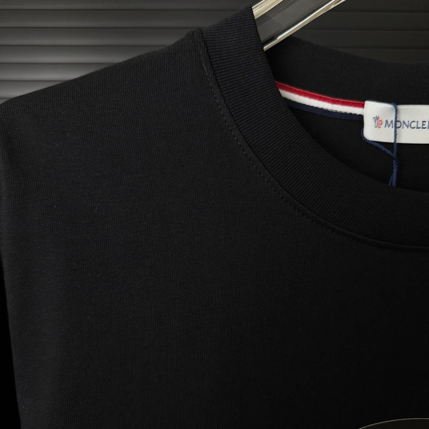 P180 A239 (Long-term replenishment, arrival next day) MONCLER/Mask, velvet splicing, letter LOGO round neck short-sleeved T-shirt, exclusive first launch high-definition The fabric is made of 300 grams of heavyweight pure cotton, customized with 32 counts of double thread, and washed twice for ready-to-wear. The fabric is comfortable and skin-friendly. It is custom-dyed fabric with high textile density and good drape. It is not easy to deform or shrink. The thick texture and compact spinning process will not affect the breathability of the fabric. The color saturation is very high. Imported Tajima embroidery technology has a good upper body effect. It is a versatile and good-looking short sleeve. The loose version covers the flesh and makes you slim. Size: S~XL Color: white black