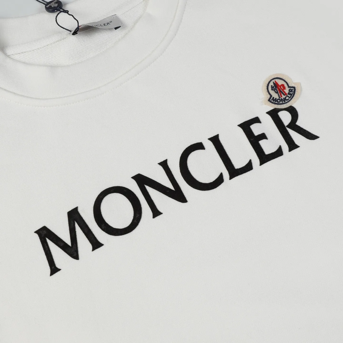 P210 Style number: 852 〈MONCLER〉 Mongolian flocked printed round neck sweatshirt. The price of Mongolian sweatshirt is actually quite advantageous. Anyone who has been to the counter should know that the price of Mongolian sweatshirt is not much cheaper than Gucci Burberry. It is just relatively low-key and unwilling to hype. It is a picture that you want to buy or not. The aloof existence... ✅460g 100% pure cotton wool fabric OS version is too large ✅Matched with the original high weight double yarn thread ✅Correct three-needle and five-thread craftsmanship Chain edge Color: Black White Royal Blue Size S M L