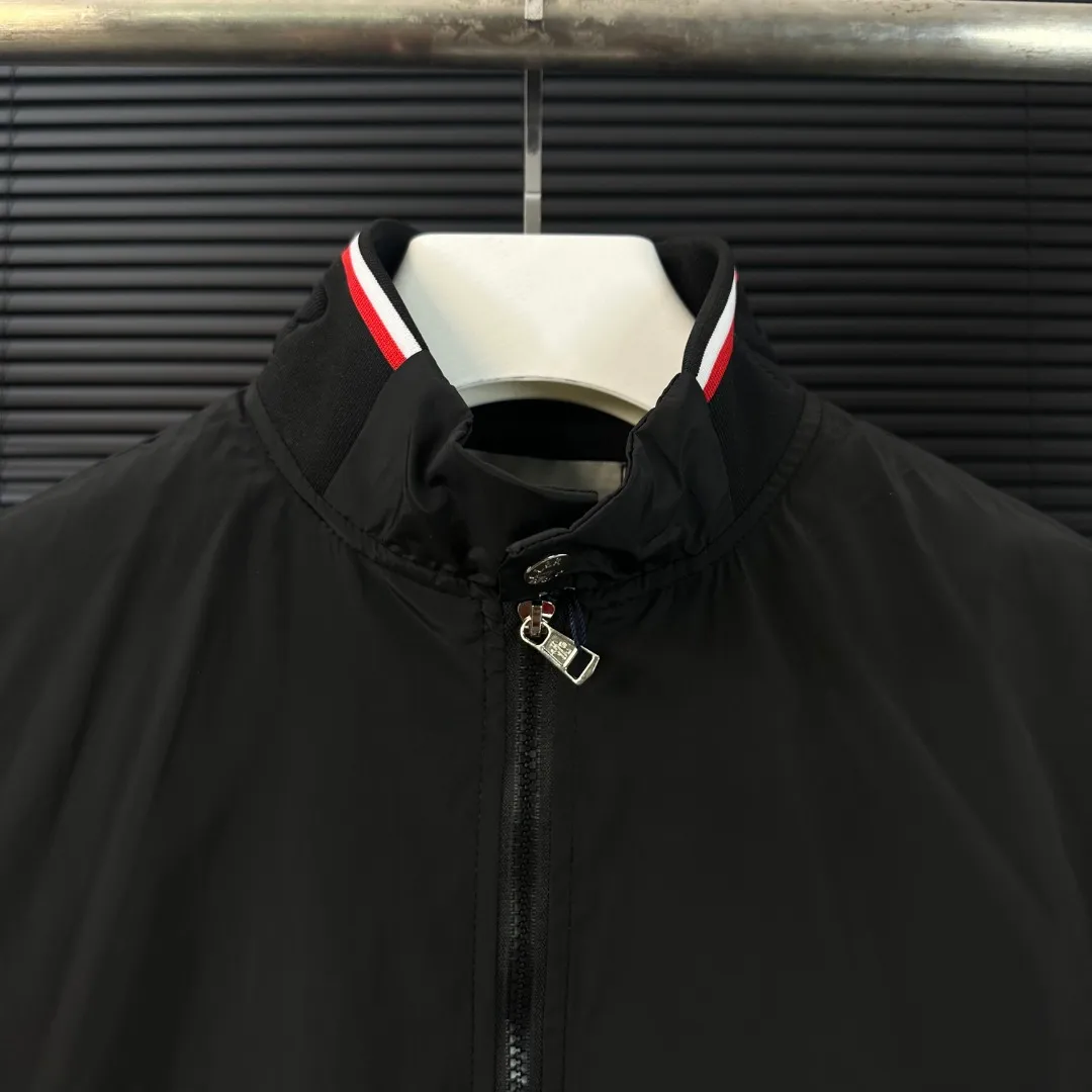 P300 Moncler Mouth Mouth 2025 Autumn and Winter New Style Threaded Stand Collar Jacket with Neck Splicing Triangle Logo Embroidery on Sleeve Pockets Official Website Synchronization Original Customized Hardware Zippers Neat and Neat Lines Perfect Upper Body Effect Men's Casual Jacket Color: Black Size: M-3XL